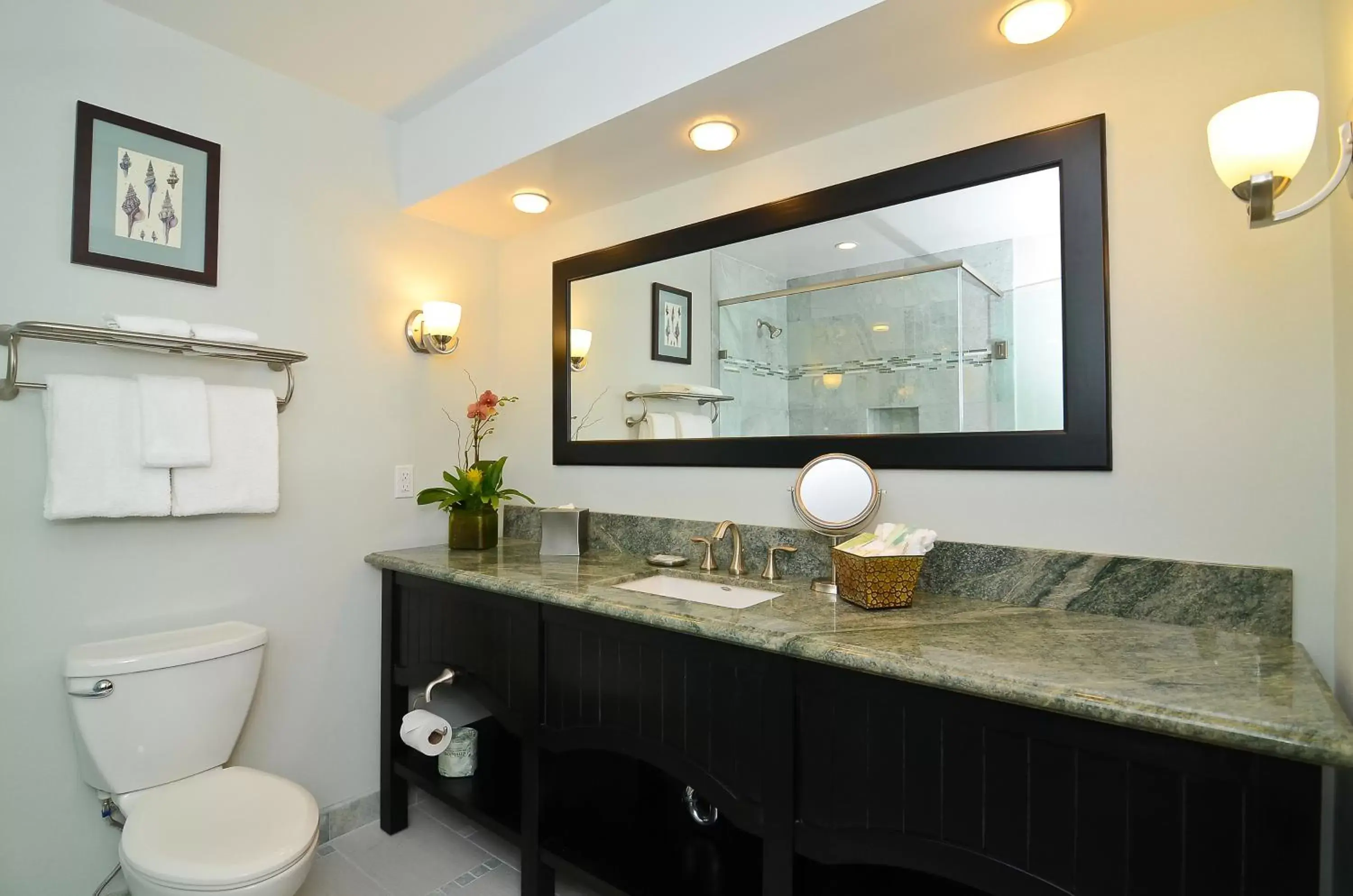 Ground Floor Queen Room with Garden View, Patio in Best Western Premier Hotel Del Mar Ground Floor Queen Room with Garden View, Patio in Best Western Premier Hotel Del Mar