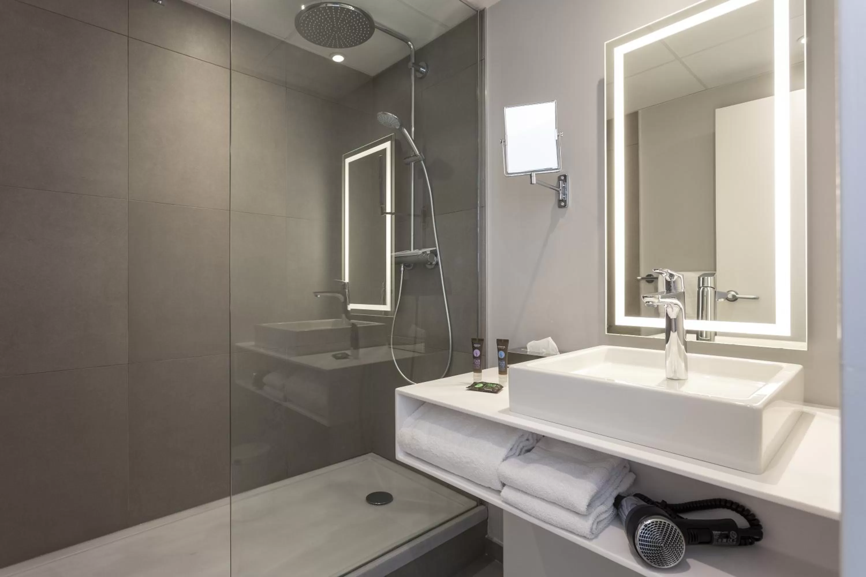 Shower in Novotel Annecy Centre