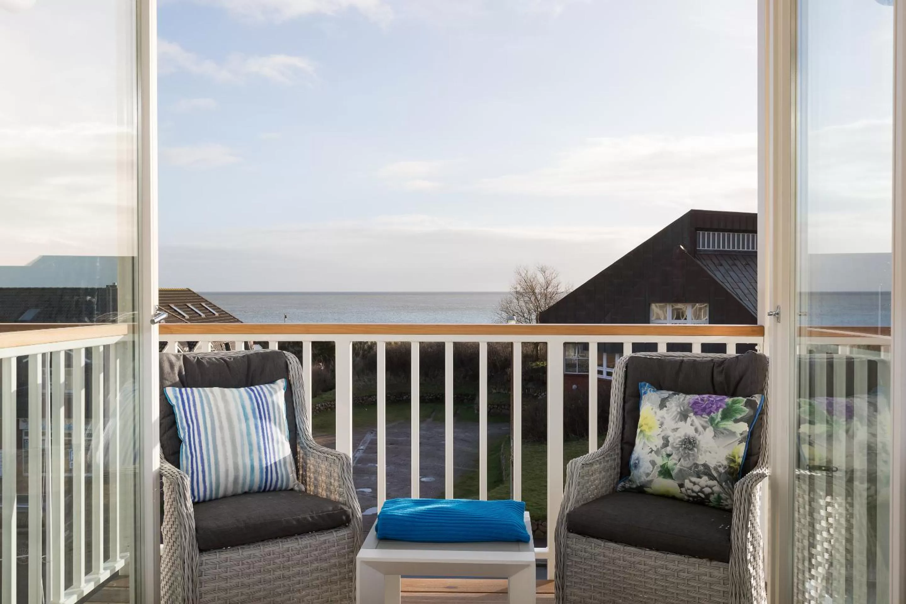 Summer, Balcony/Terrace in Easy Living