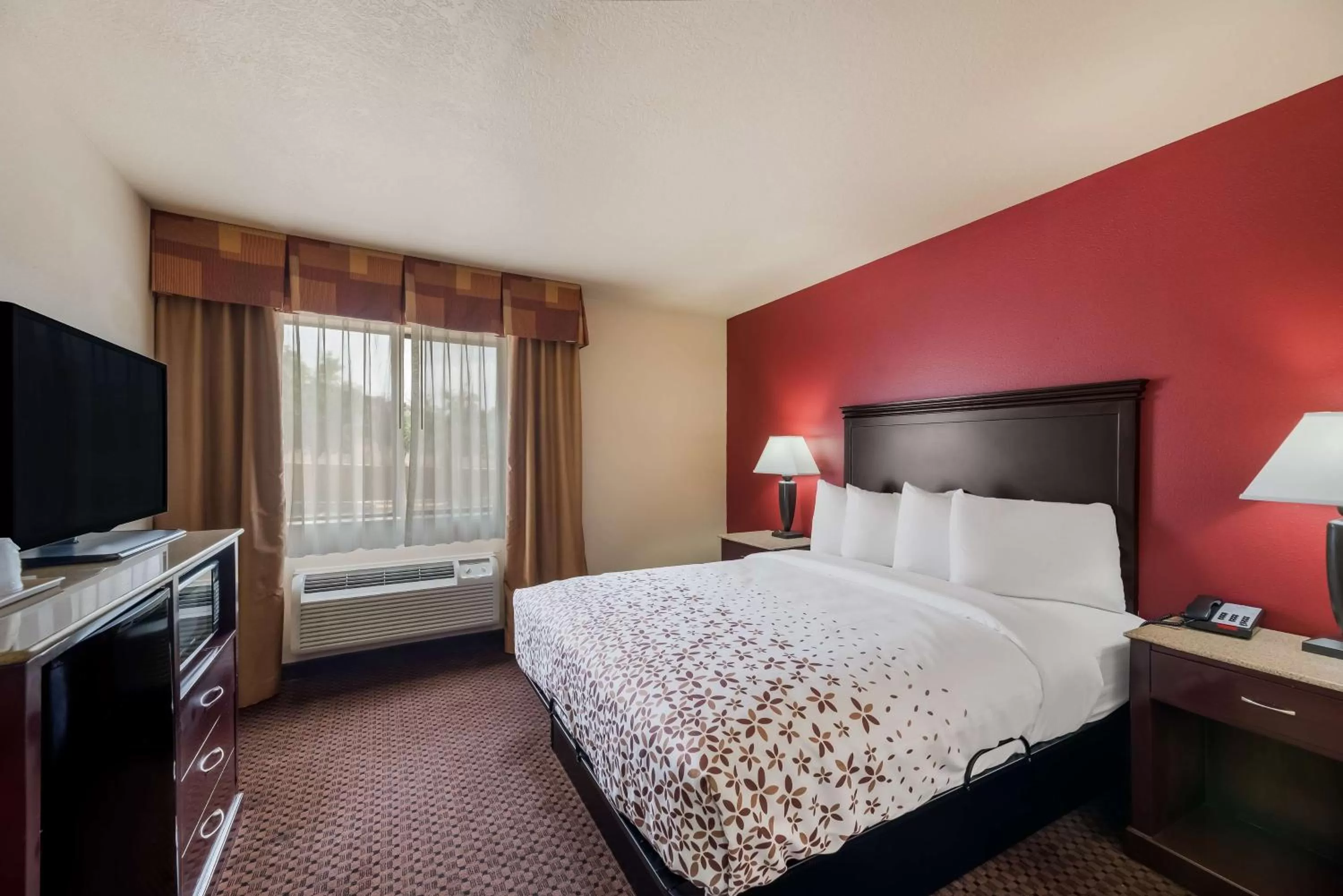 Queen Room with Roll-In Shower - Disability Access/Non-Smoking in SureStay Plus Hotel by Best Western Silver City