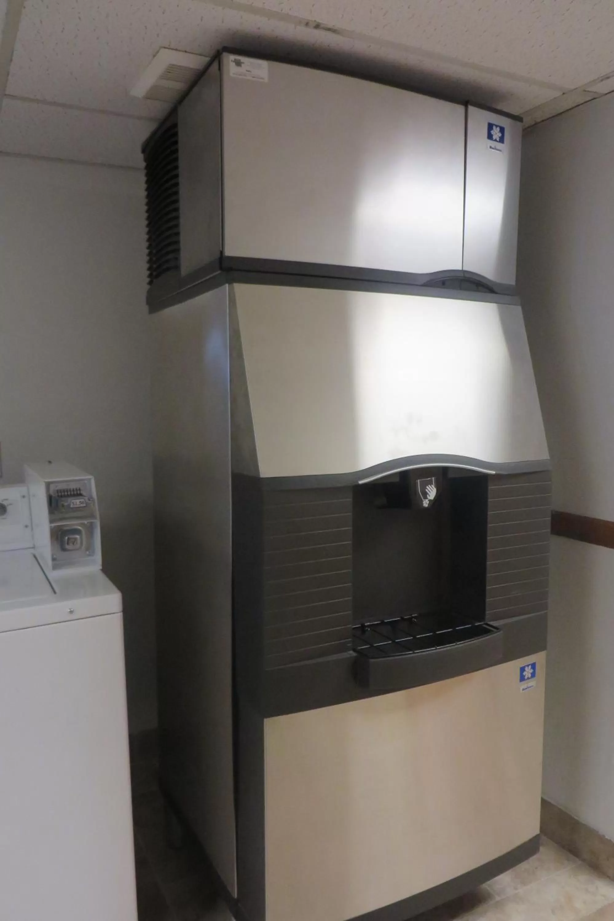 Decorative detail in Super 8 by Wyndham Grinnell IA