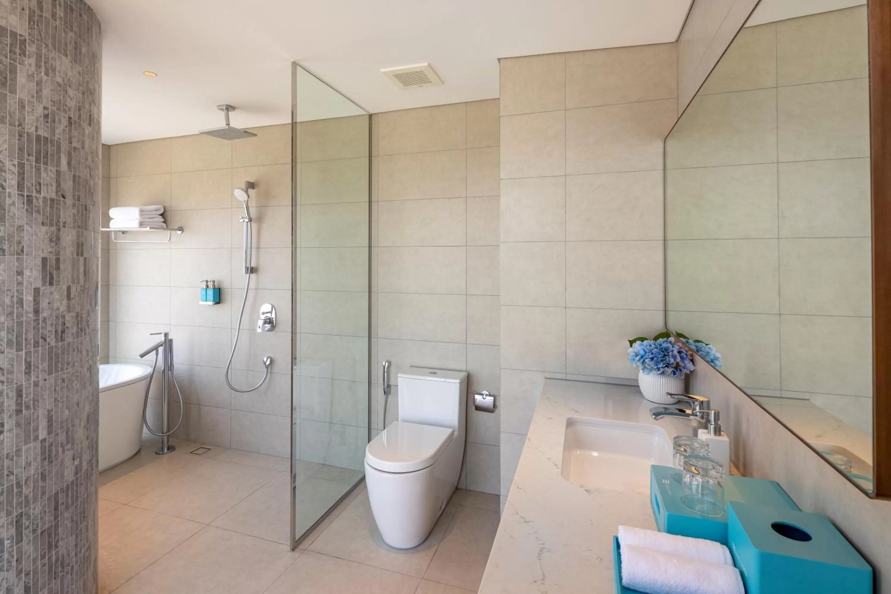 Toilet in A La Carte Ha Long Bay Residence