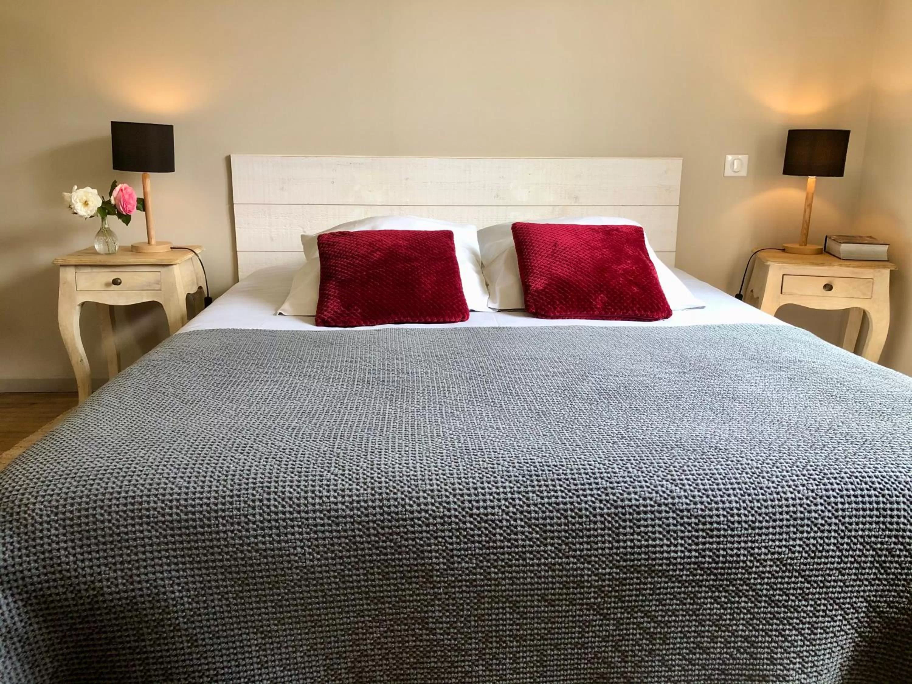 Photo of the whole room, Bed in Le Grenier du Jardin