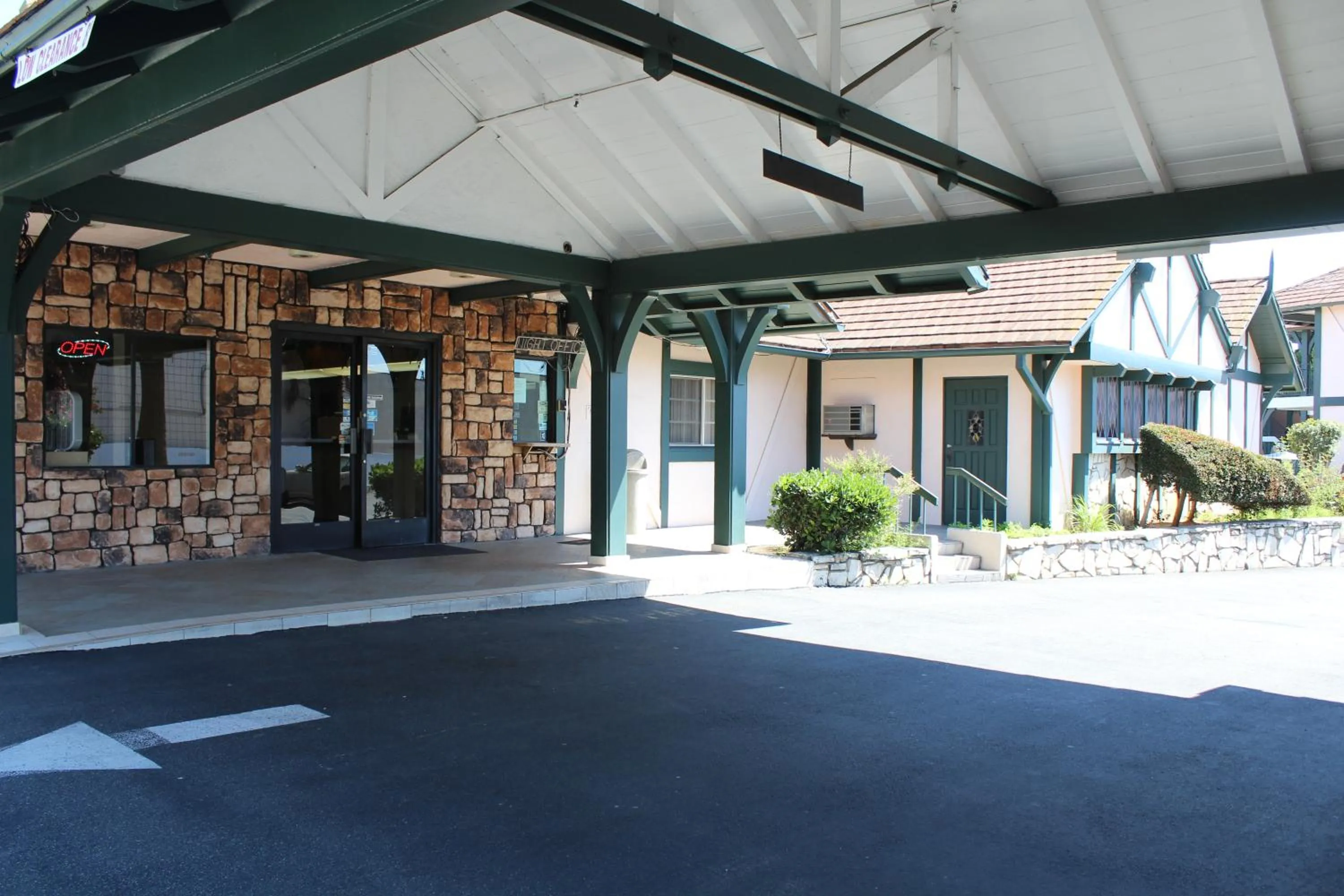 Facade/entrance in Best Whittier Inn