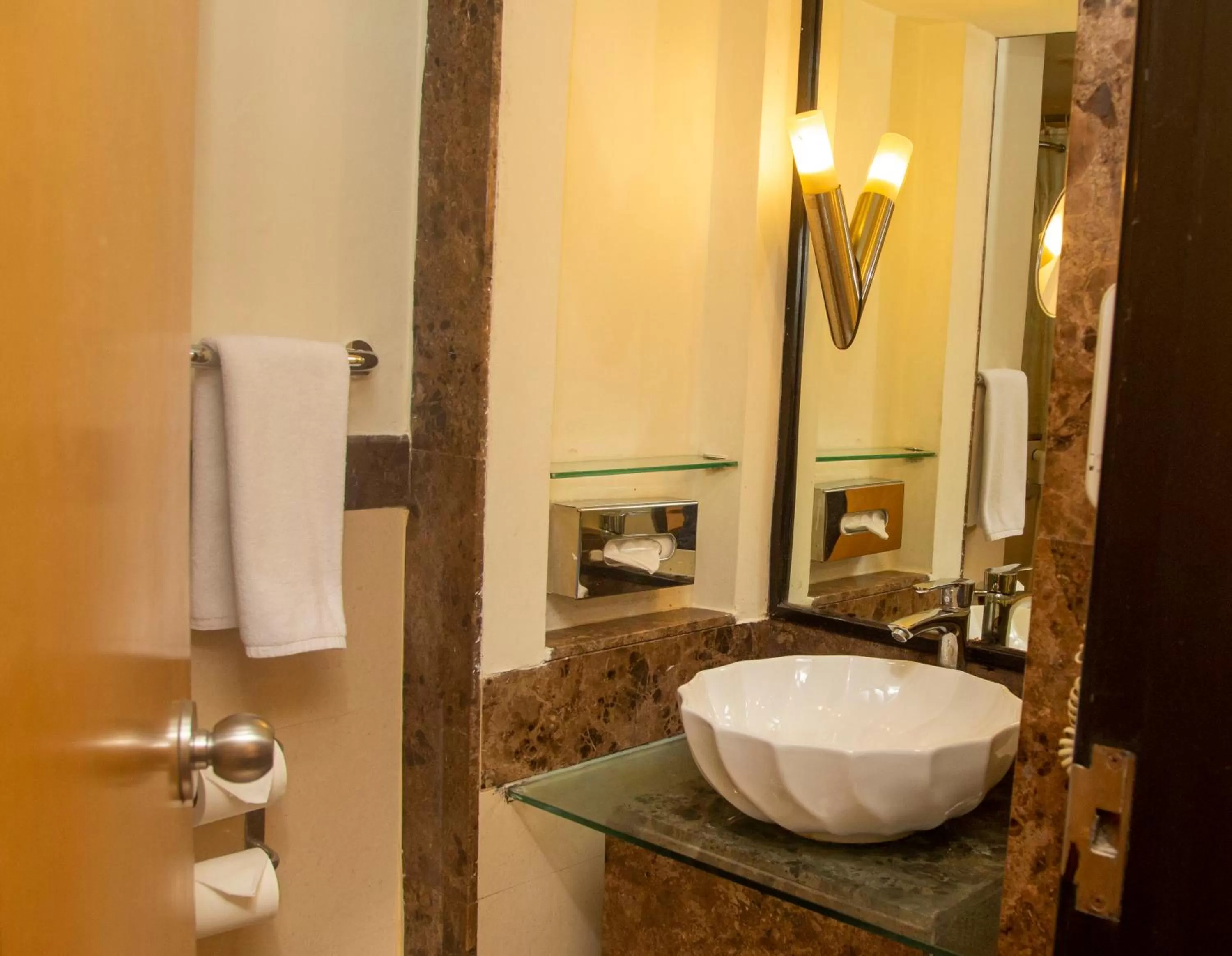 Toilet in Marco Polo Hotel