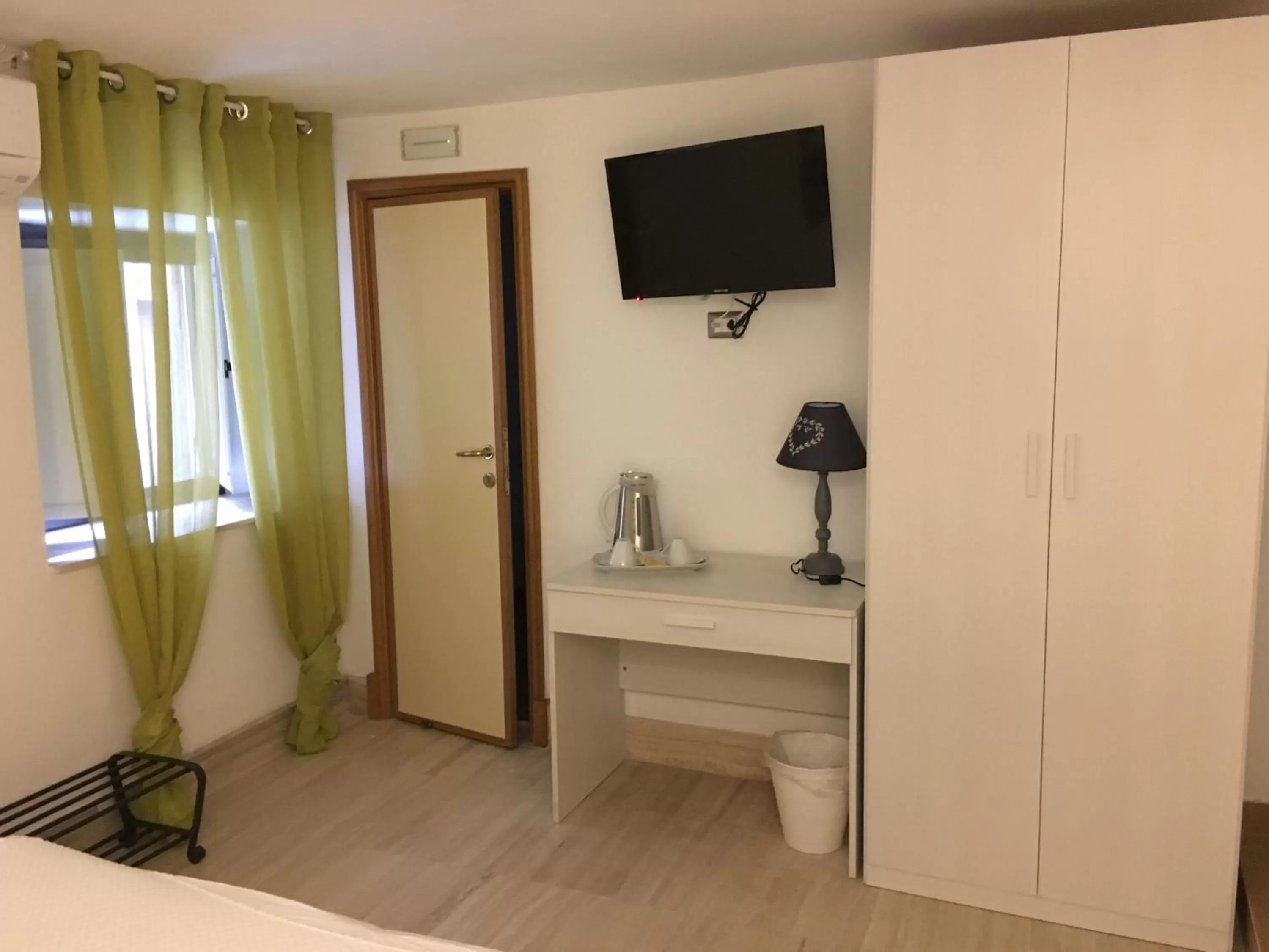 Photo of the whole room, Bed in B&B Liberty 900