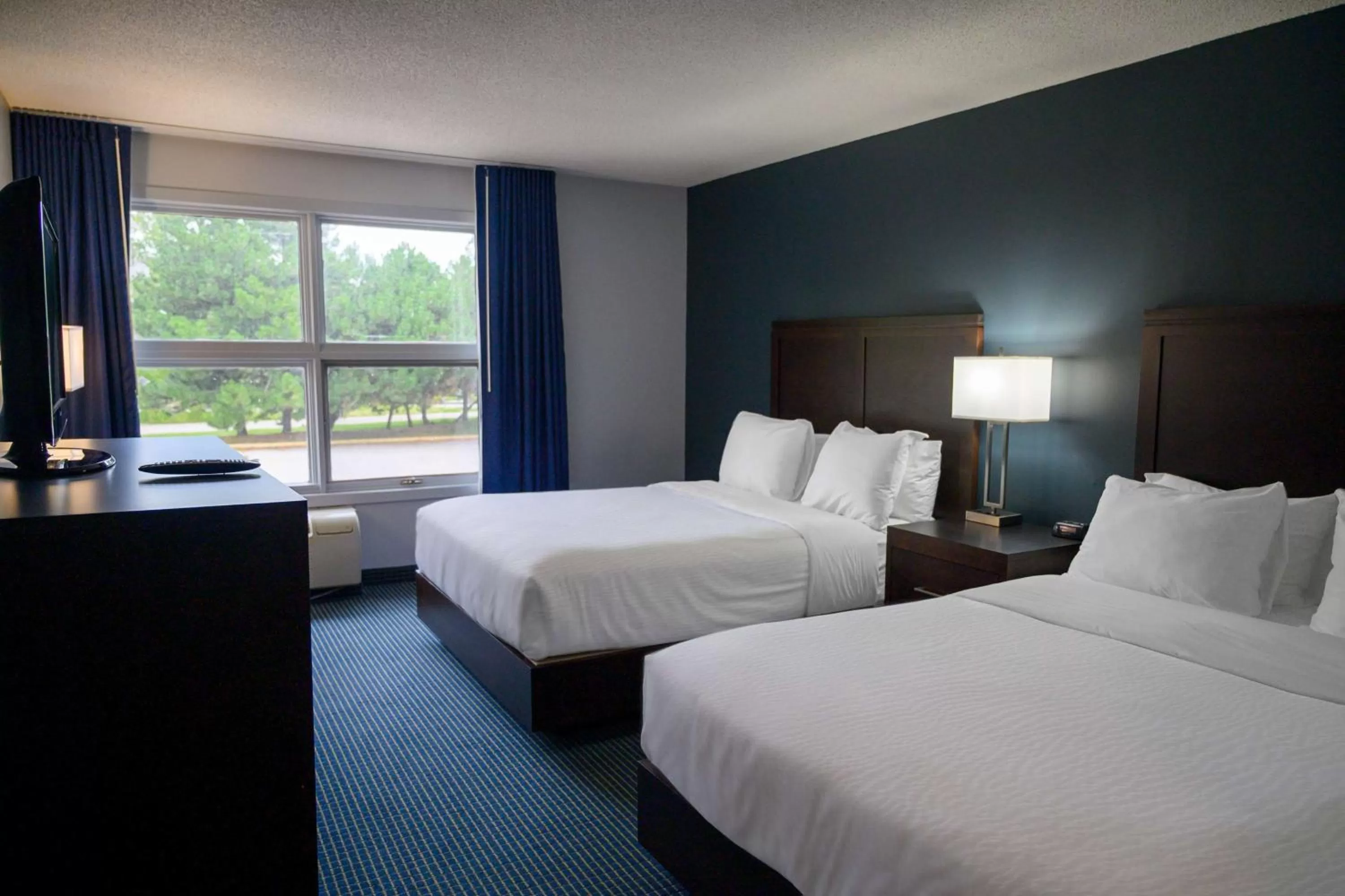 Photo of the whole room, Bed in Days Inn by Wyndham Sarnia Harbourfront