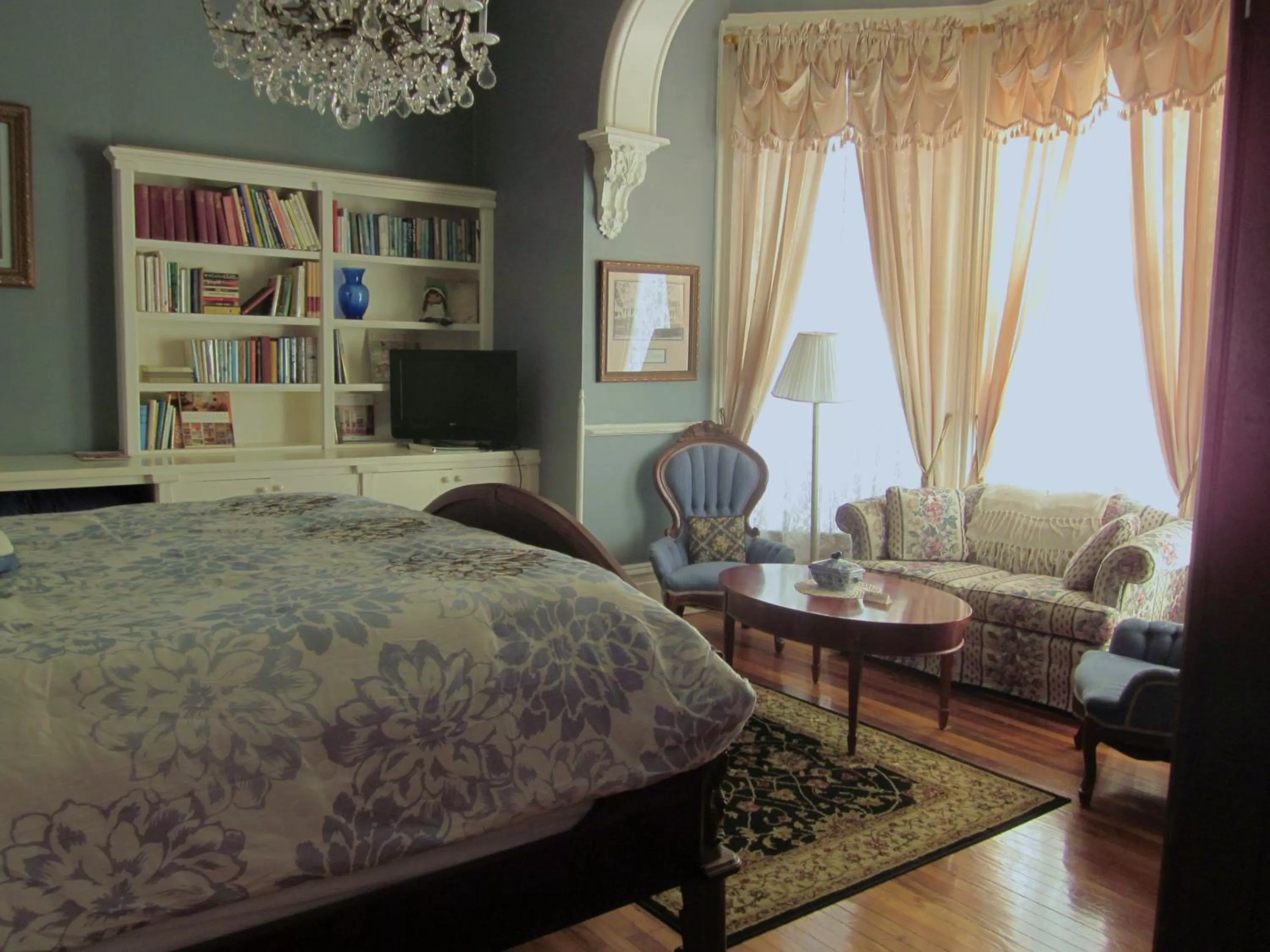 Bed in Baer House Inn