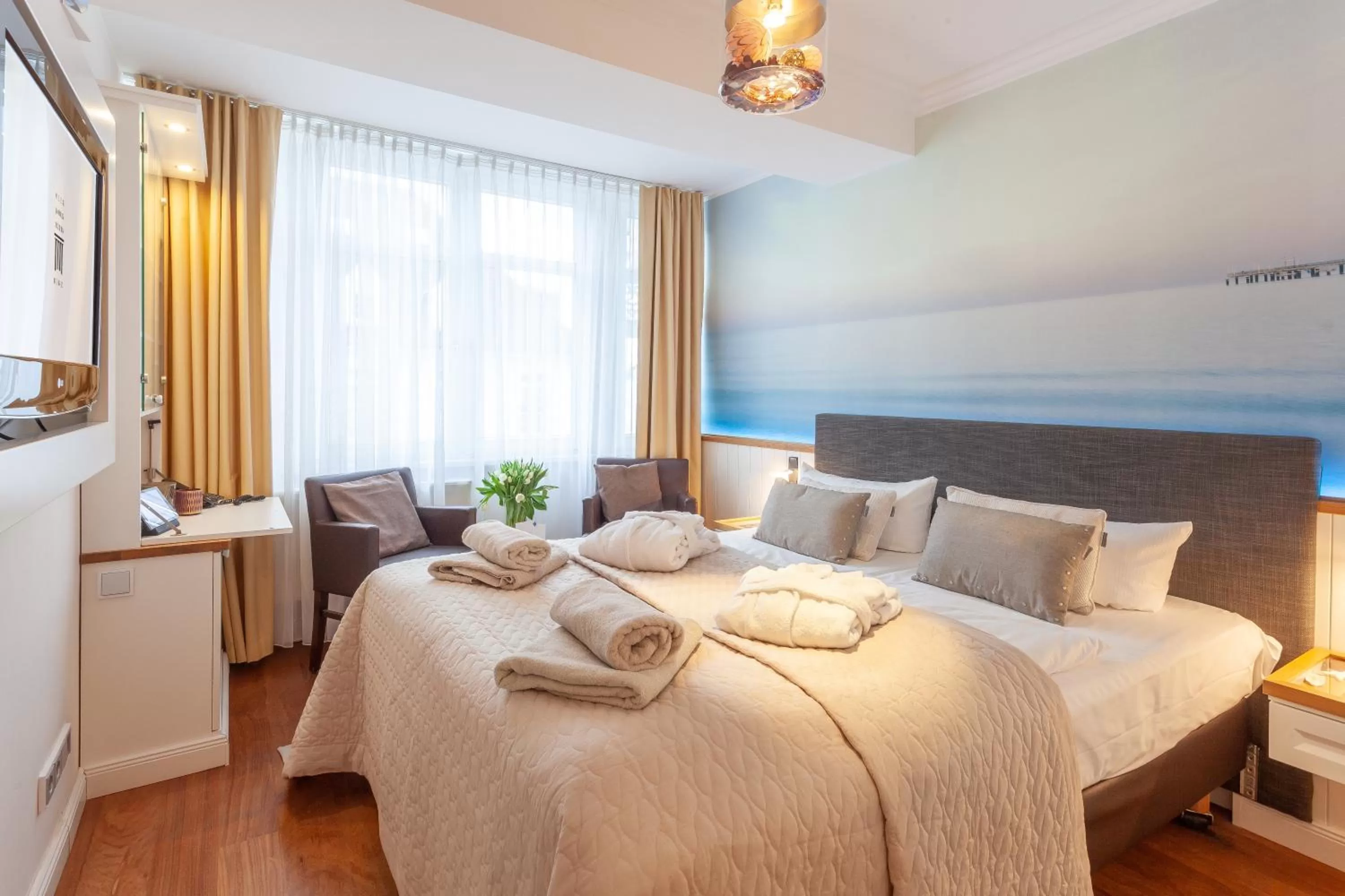 Photo of the whole room, Bed in Hotel Vier Jahreszeiten Binz