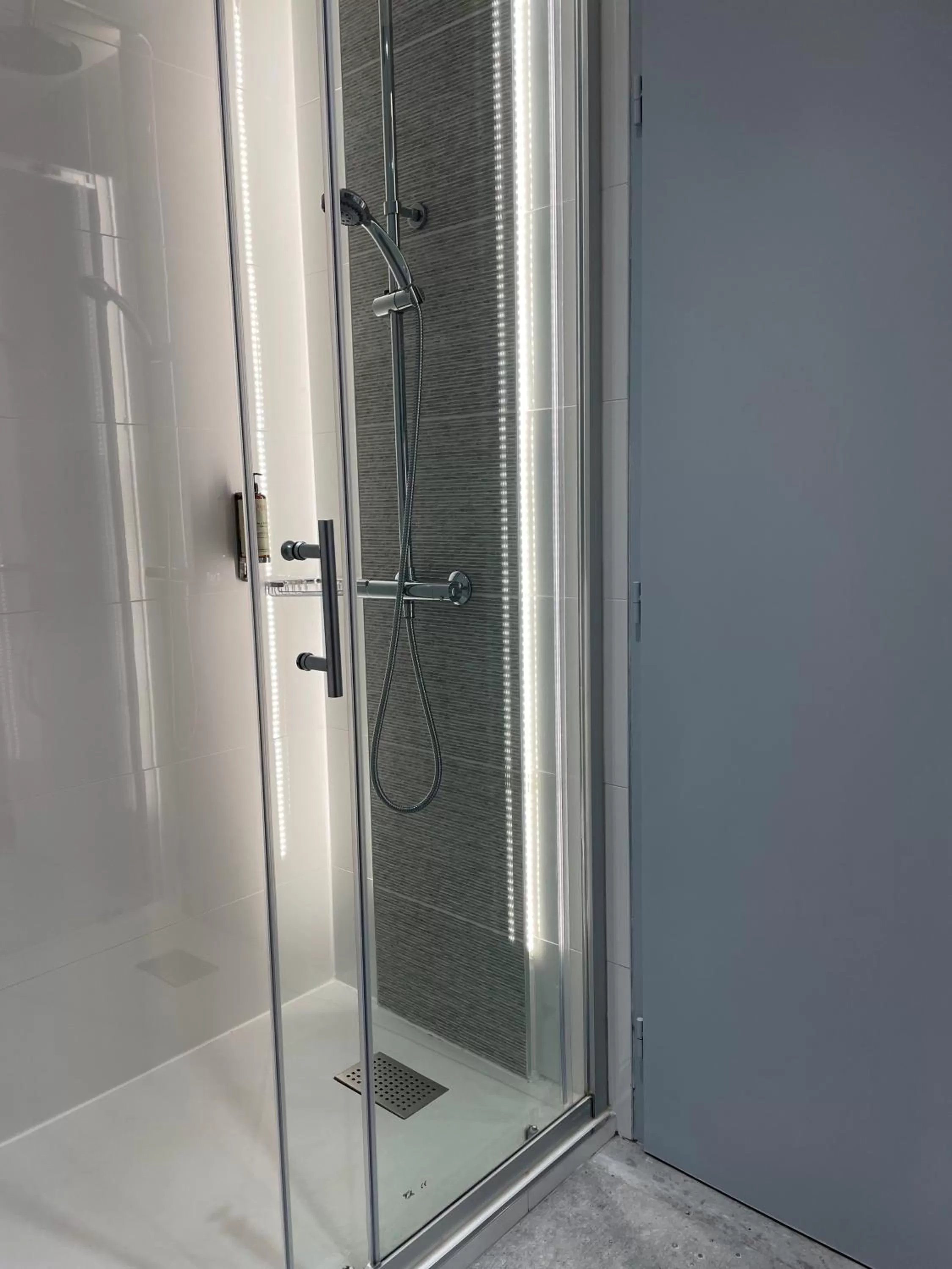 Shower in Best Western Plus Hôtel la Rade