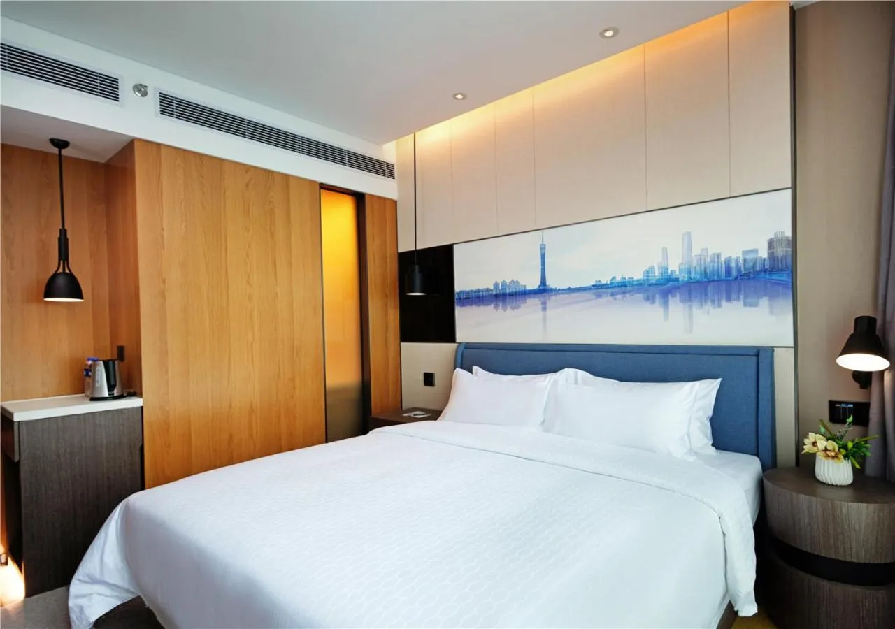 Bed in Hampton by Hilton Guangzhou Tianhe Sports Center
