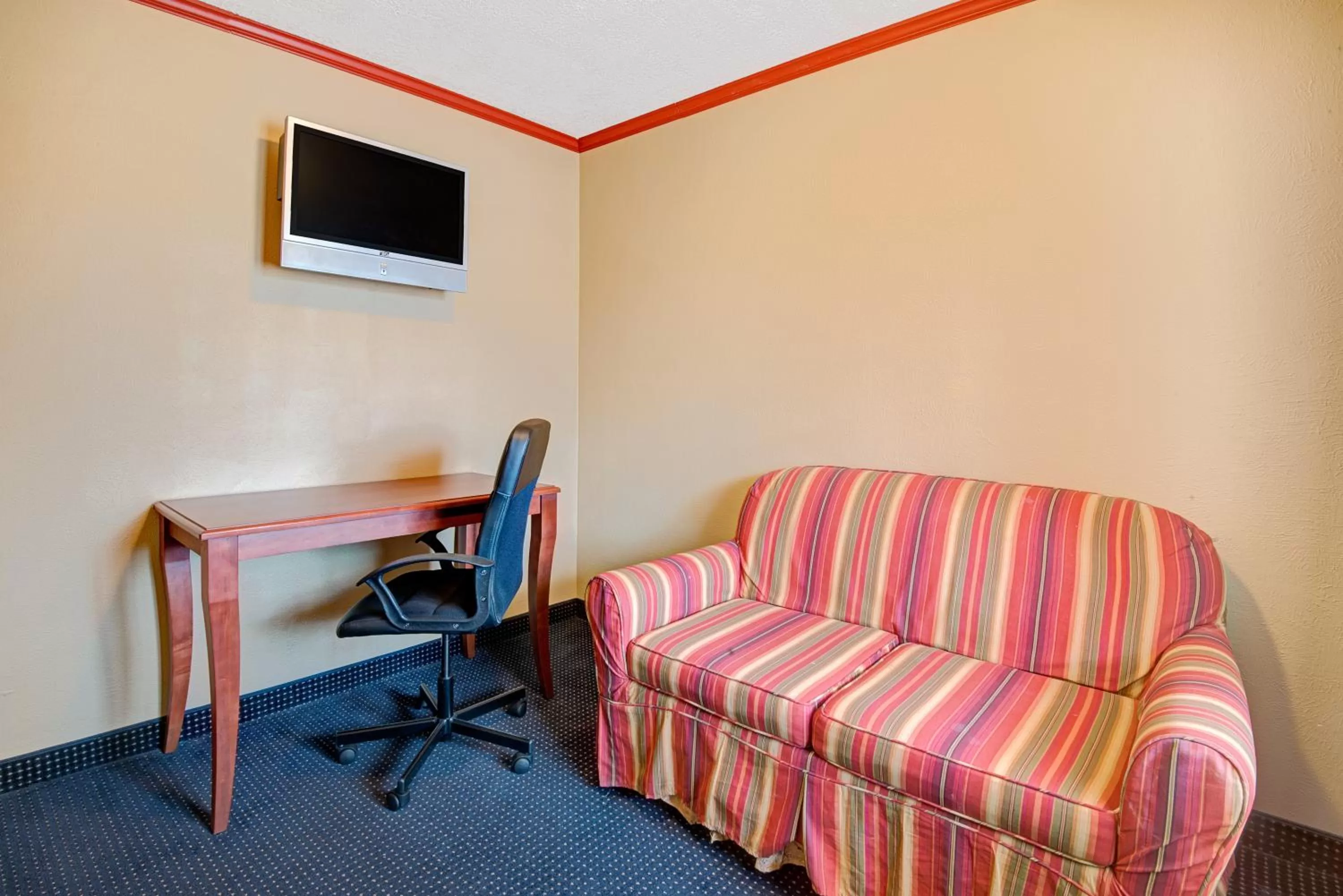 TV and multimedia in Days Inn by Wyndham Albuquerque Downtown