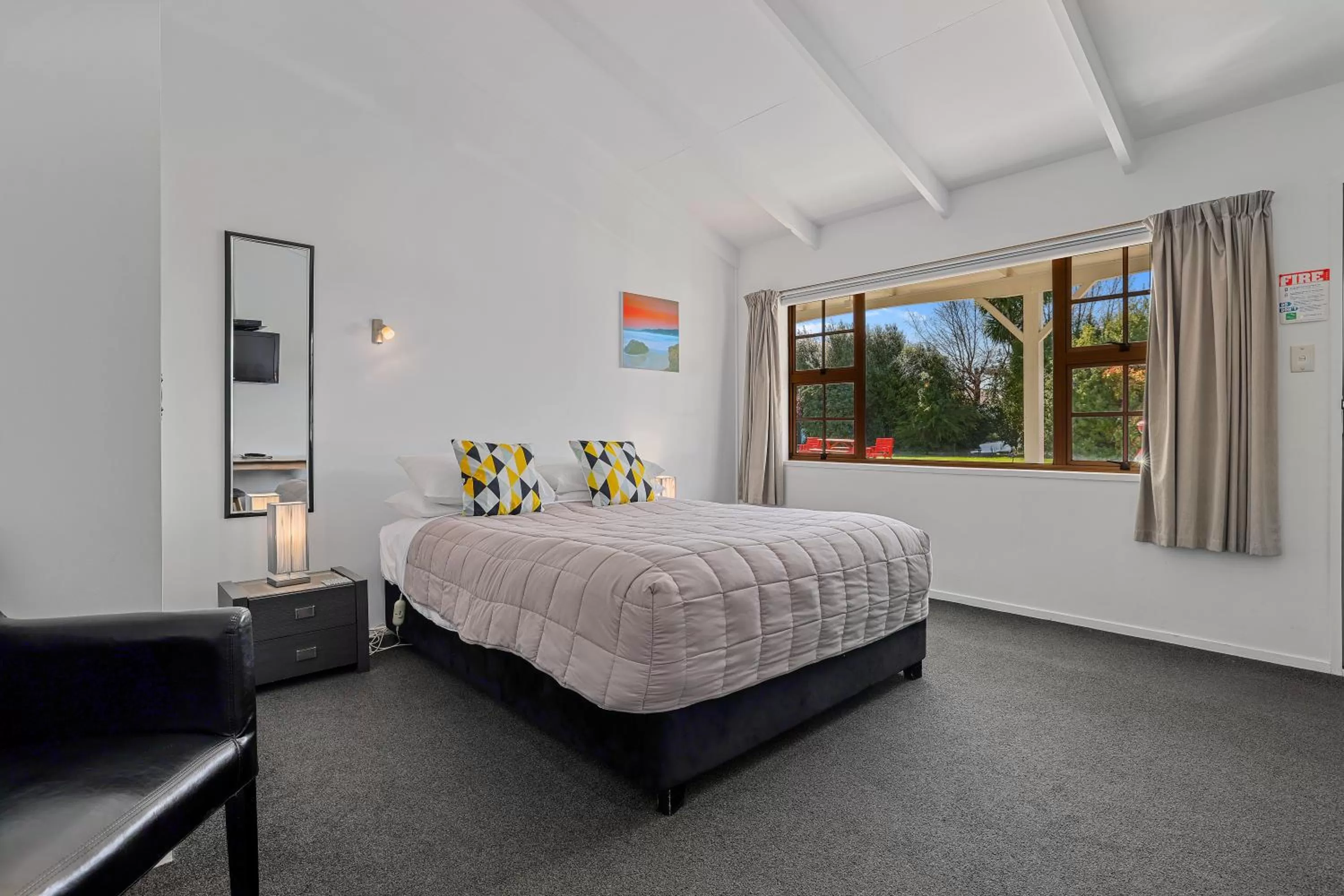 Photo of the whole room, Bed in Colonial Lodge Motel