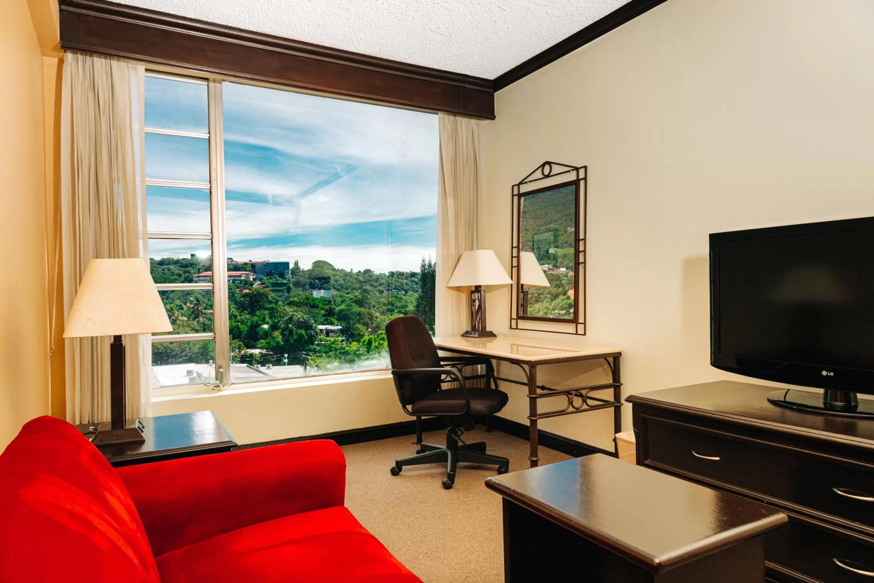 Living room in Plaza Hotel and Suites