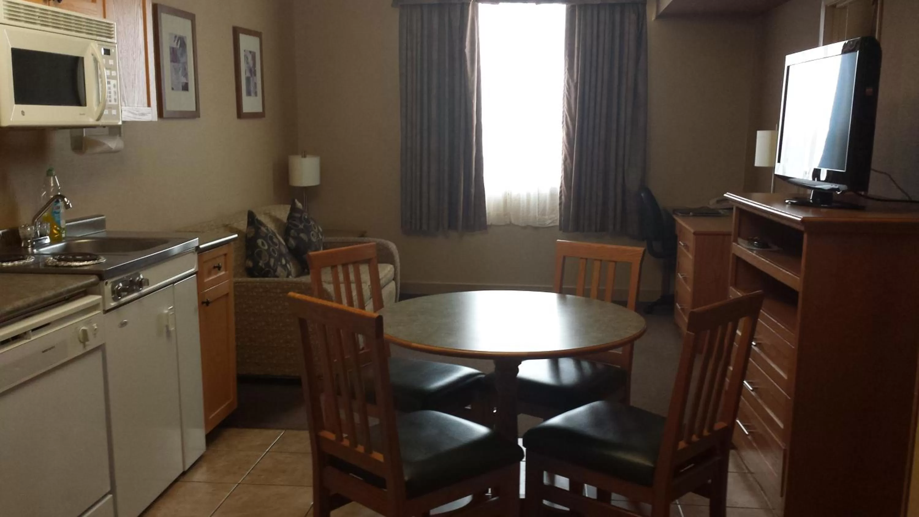Dining area in Days Inn & Suites by Wyndham West Edmonton