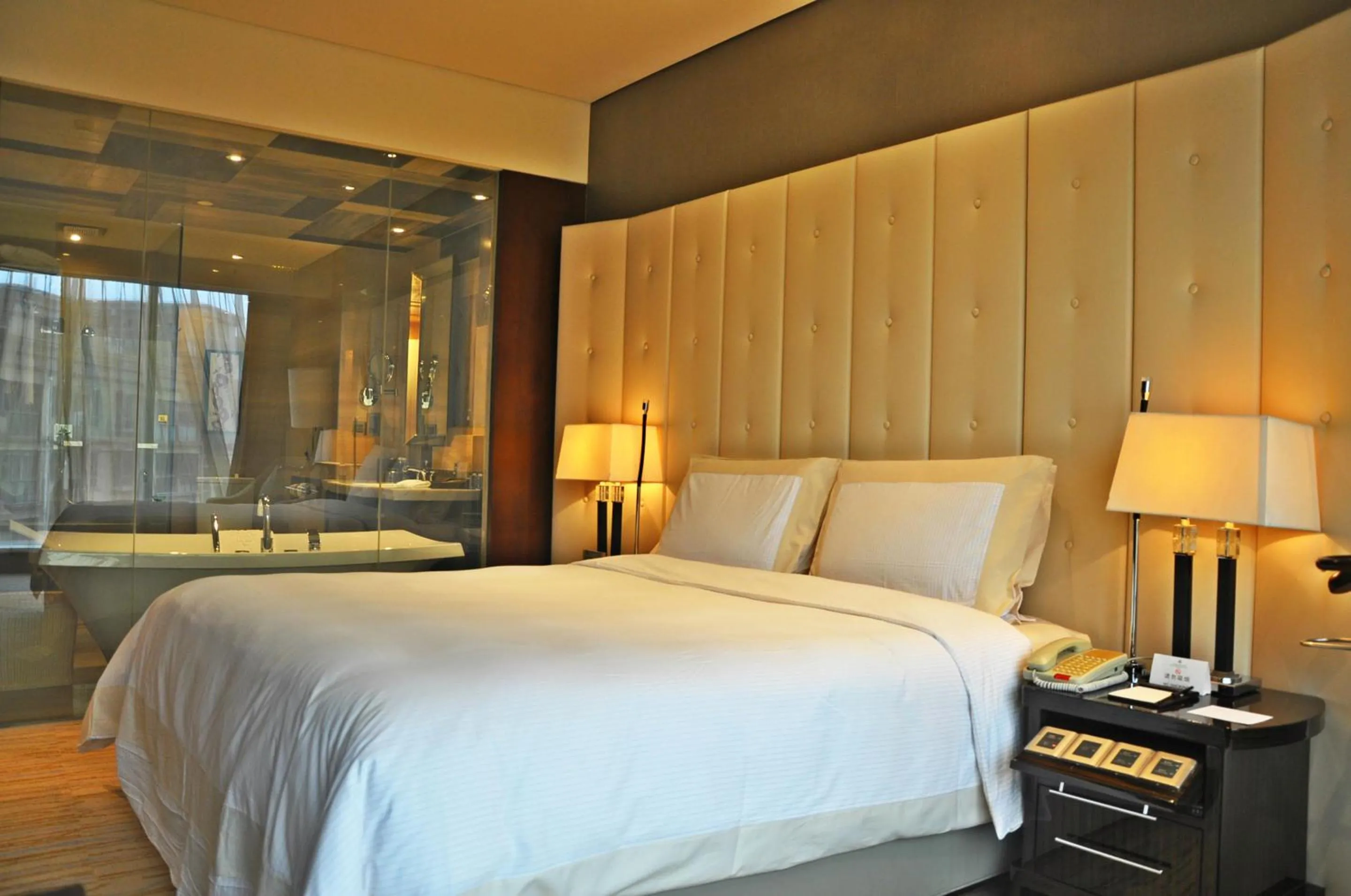 Bed in Royal International Hotel Shanghai - Pudong International Airport