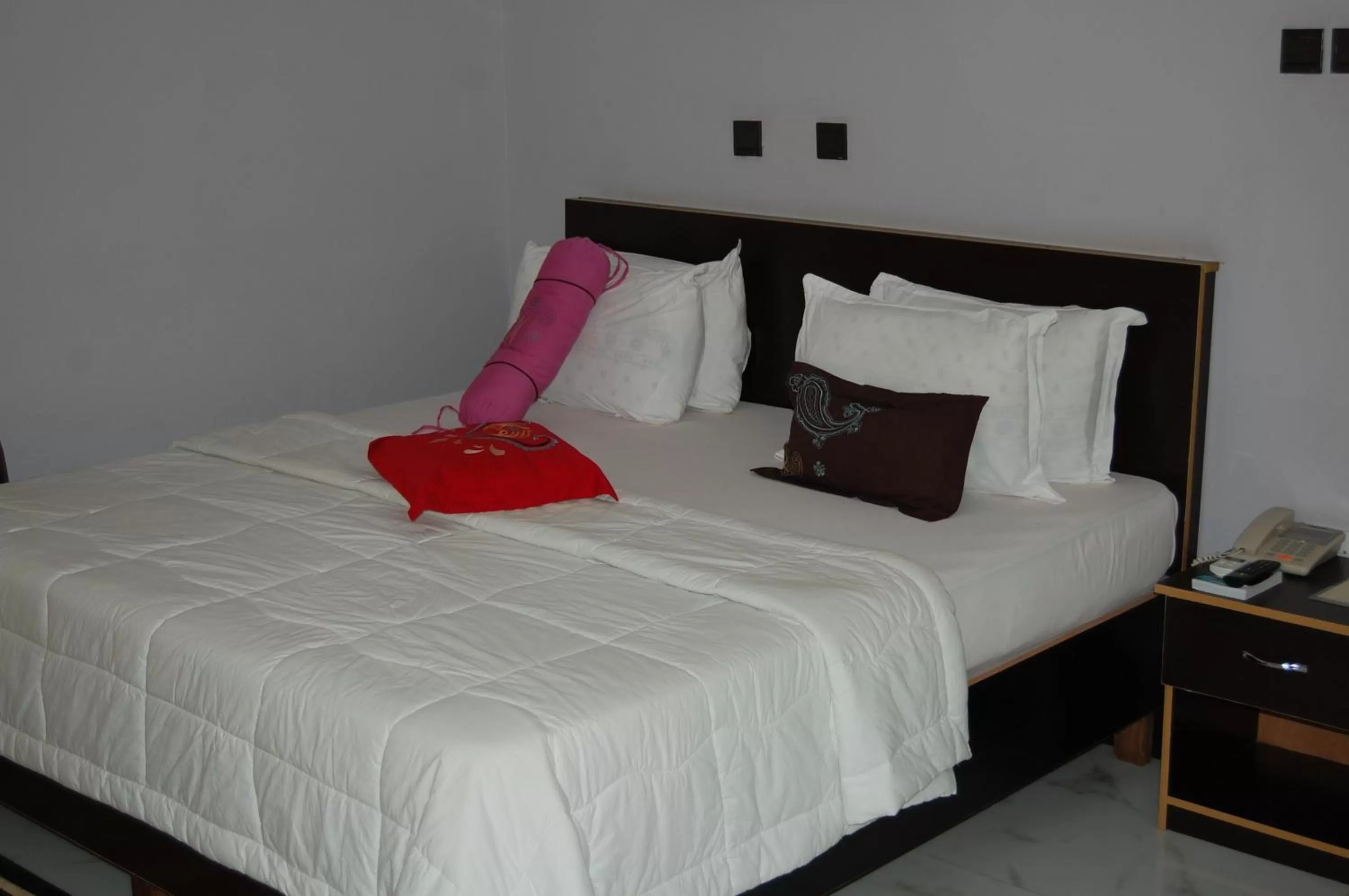 Bed in Nue-Crest Hotels & Suites
