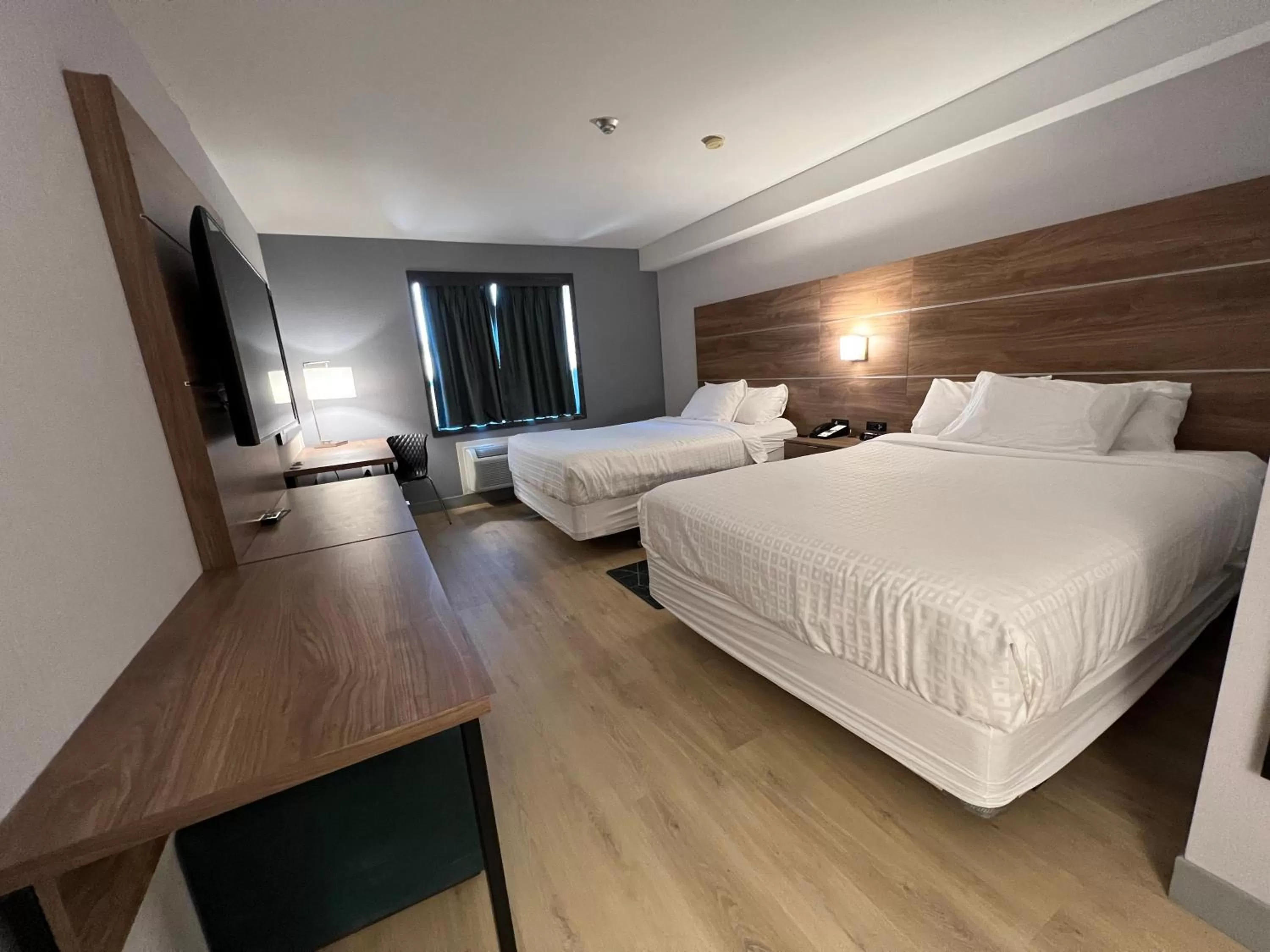 Photo of the whole room, Bed in Super 8 by Wyndham Cornwall ON