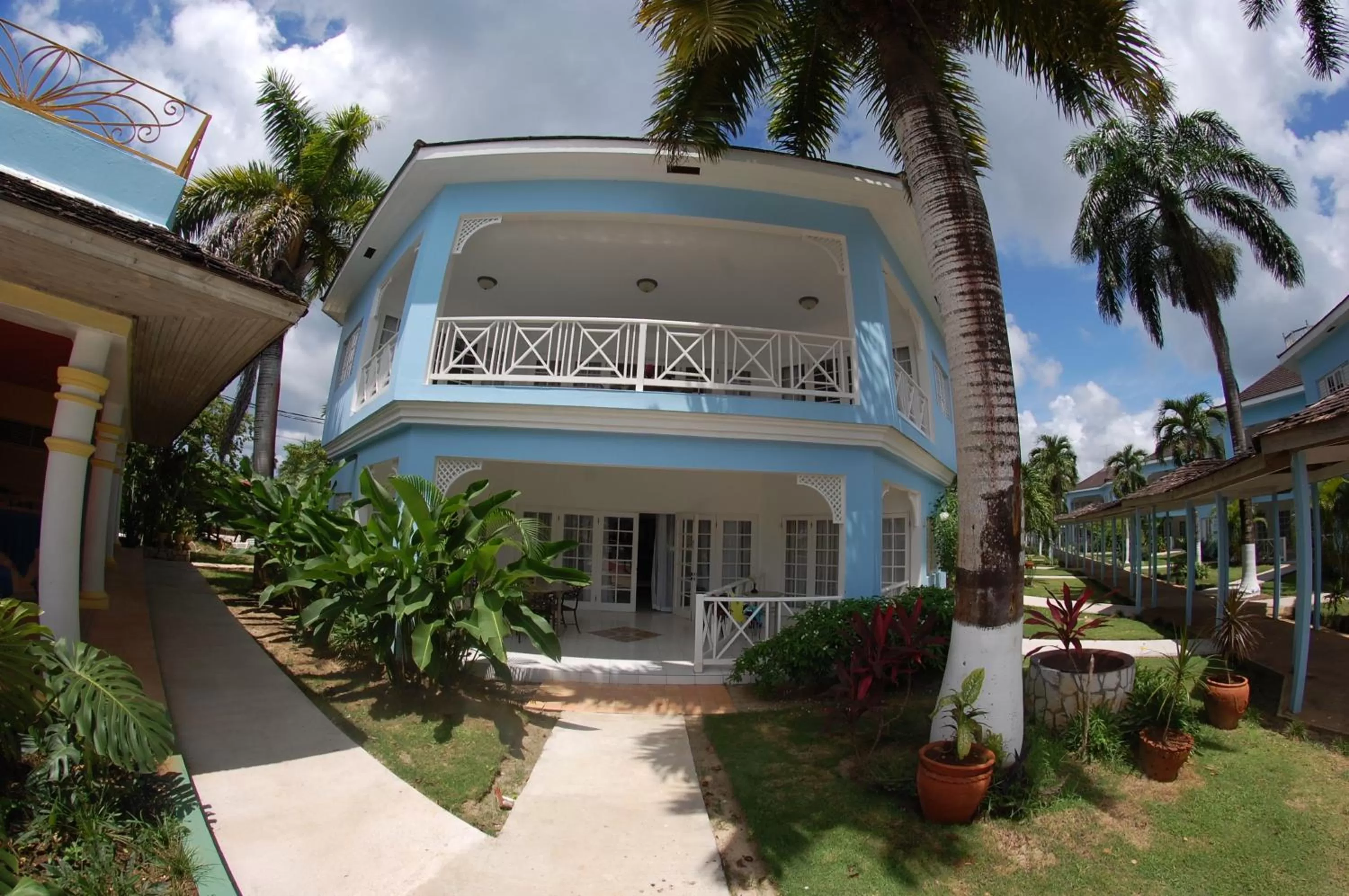 Property building in Beachcomber Club Resort