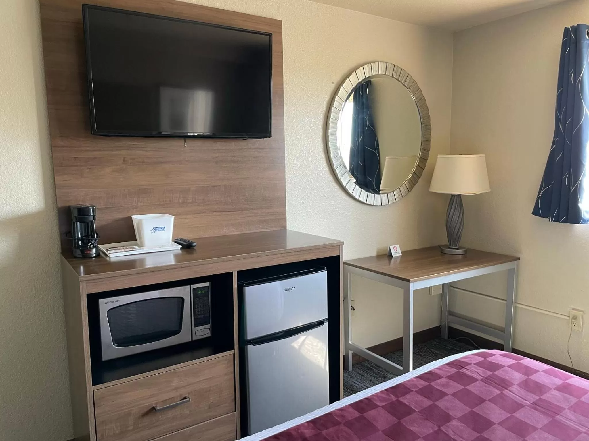 TV and multimedia, Bed in Americas Best Value Inn Lynnwood