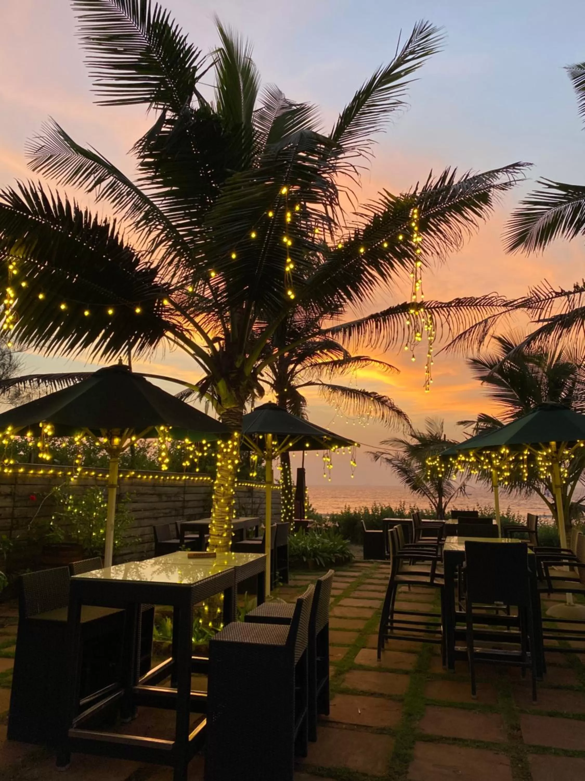 Restaurant/Places to Eat in Chalston Beach Resort