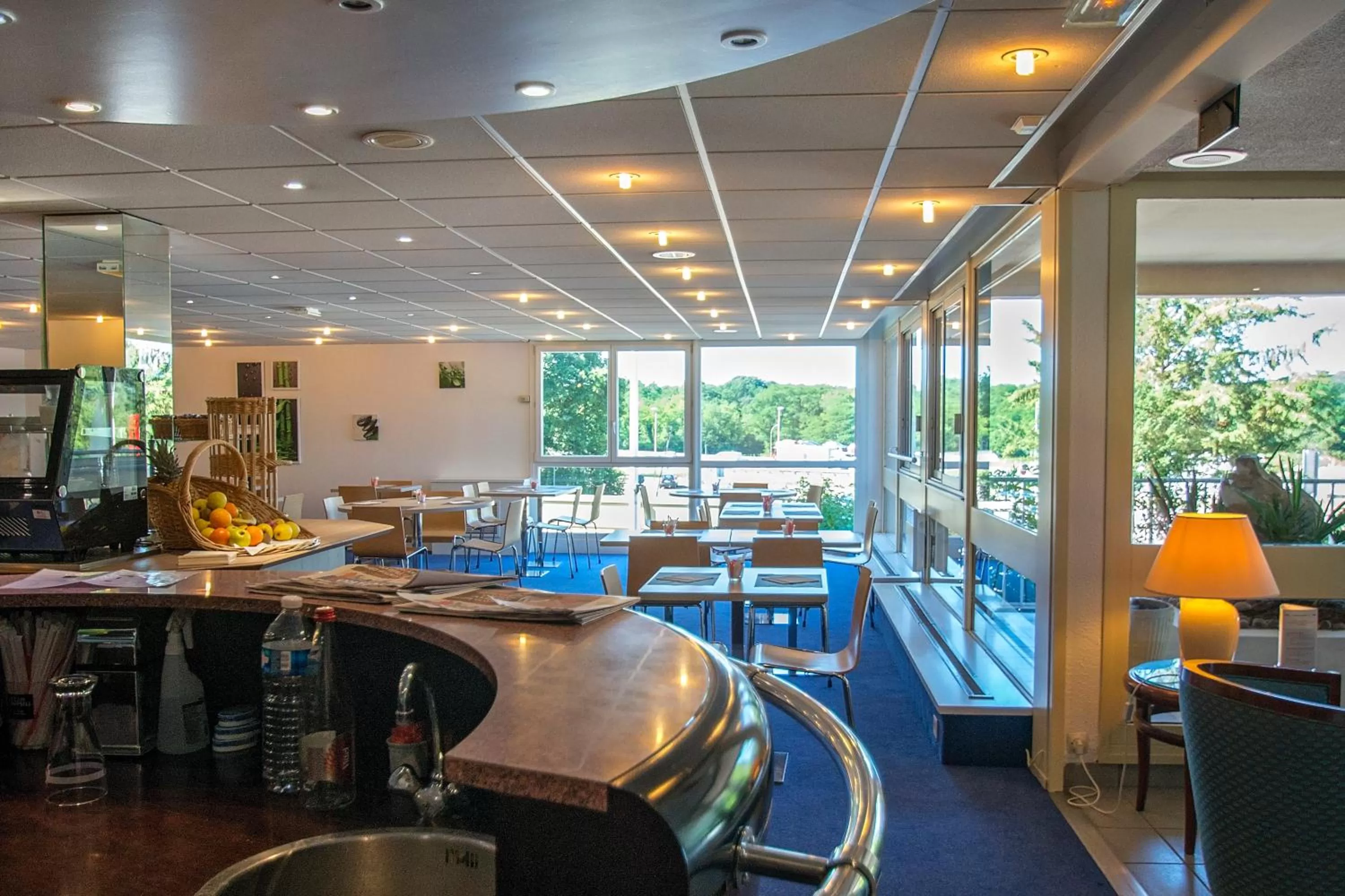 Lounge or bar in Kyriad Nemours