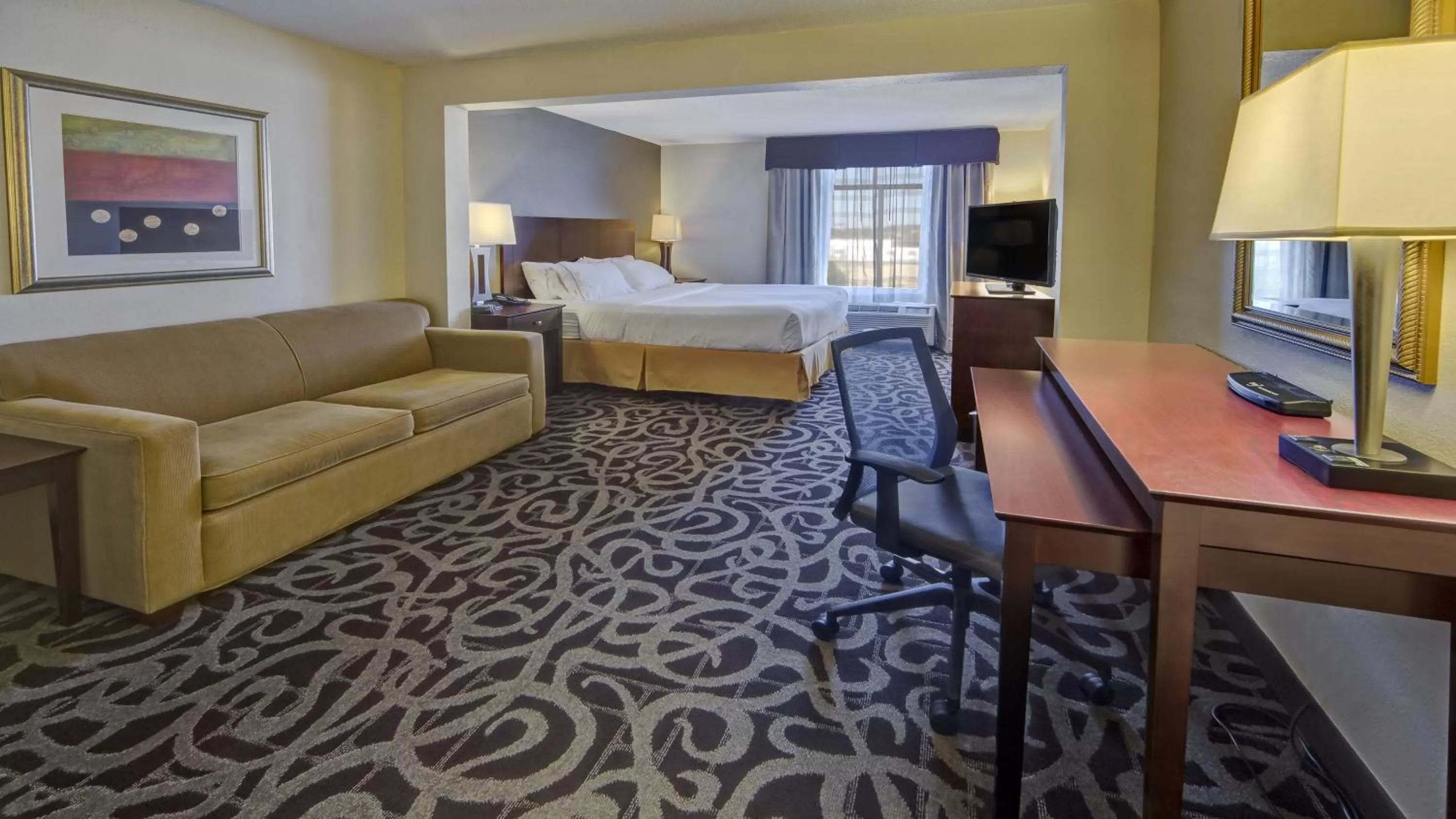 Photo of the whole room, Bed in Murfreesboro Central Hotel
