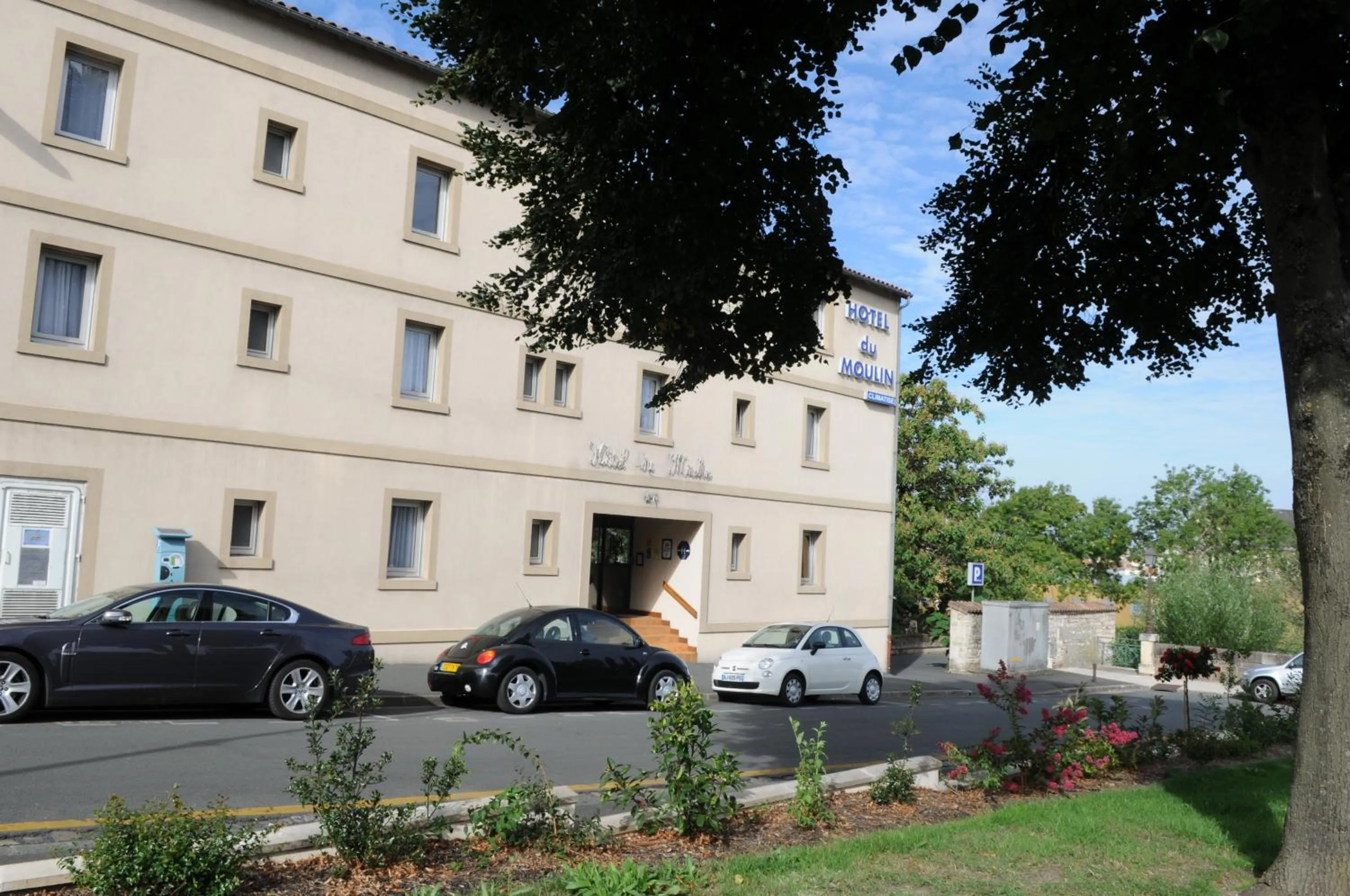 Facade/entrance in Hôtel du Moulin
