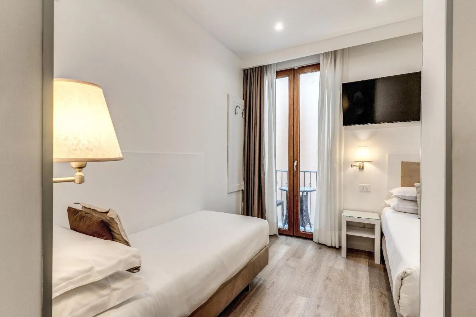 Balcony/Terrace, Bed in Hotel Sorrento City