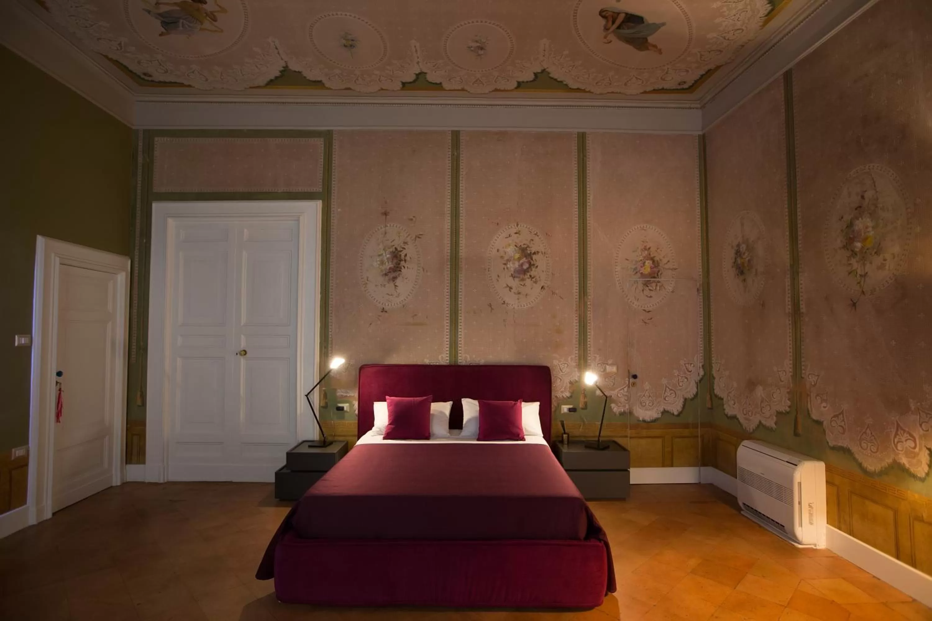 Bed in Palazzo Cannavina Suite & Private SPA