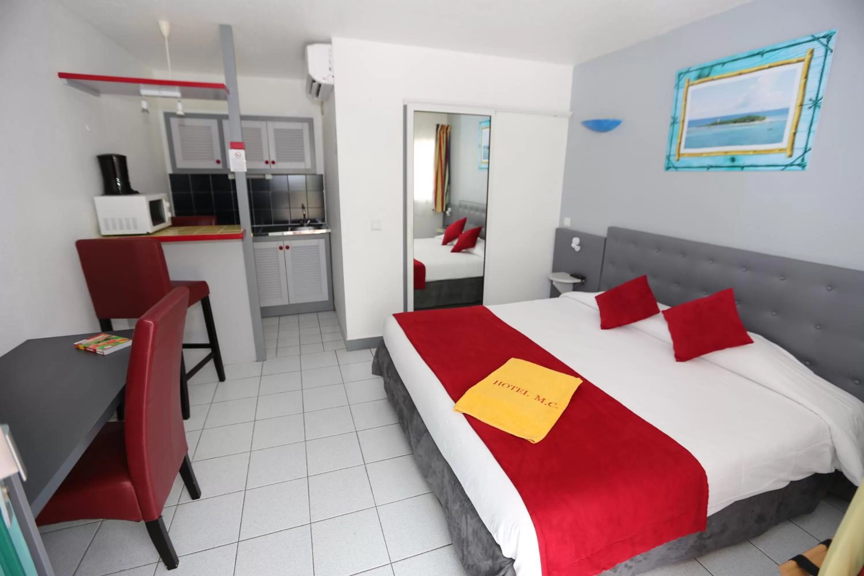 TV and multimedia, Bed in Hotel La Maison Creole