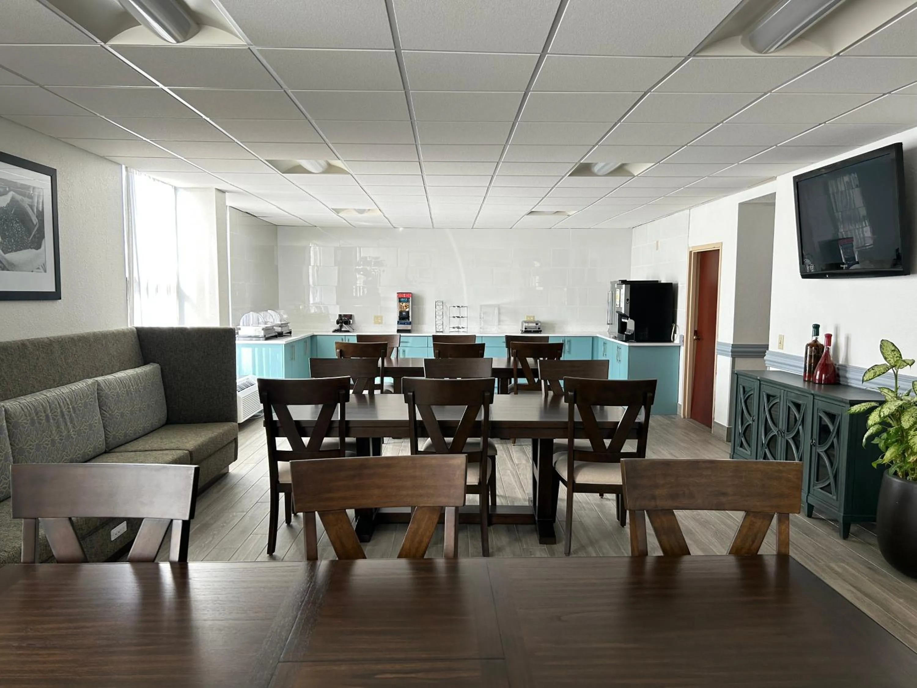 Buffet breakfast in Clarion Inn & Suites Grand Rapids Airport