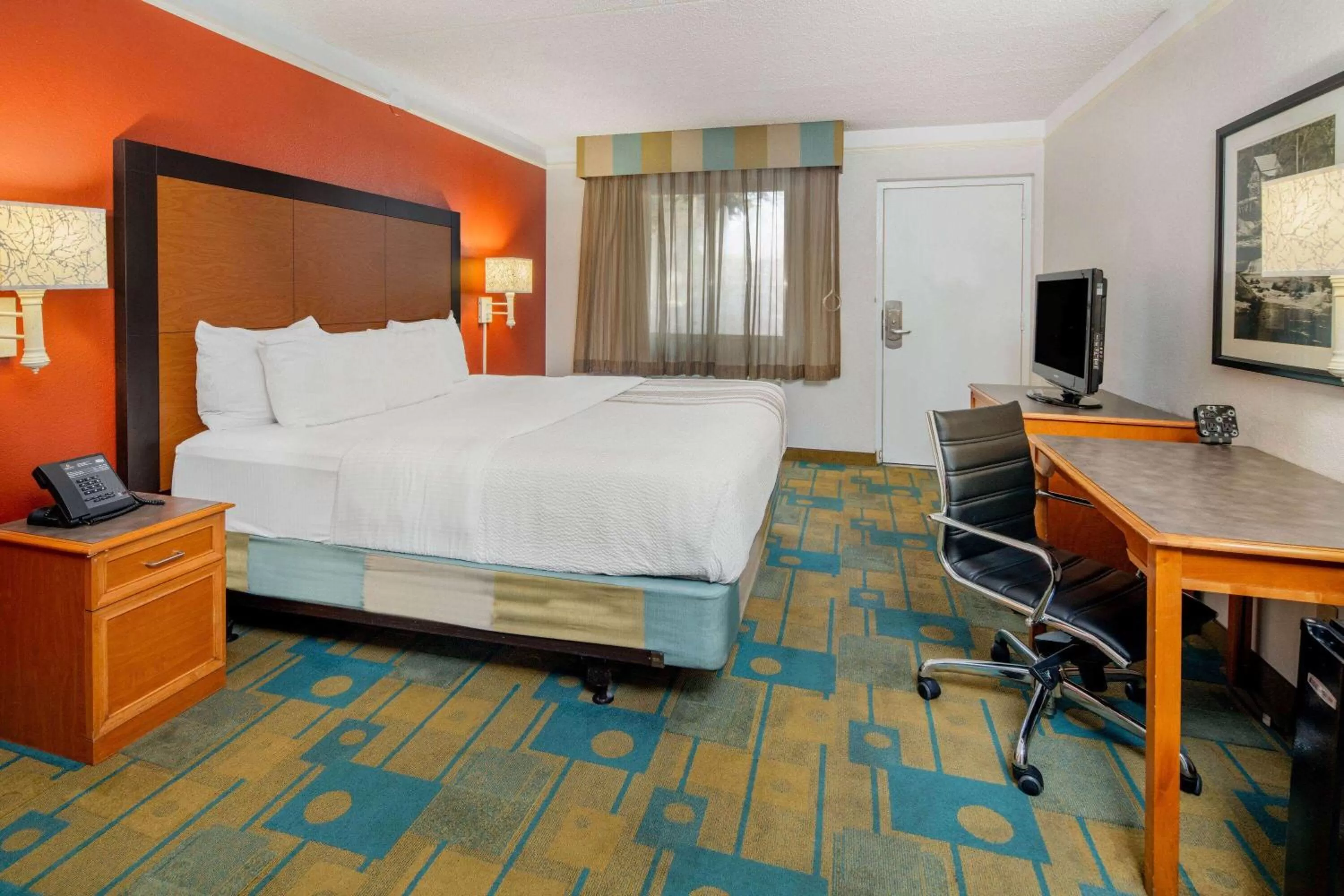 Photo of the whole room, Bed in La Quinta Inn & Suites by Wyndham Irvine Spectrum