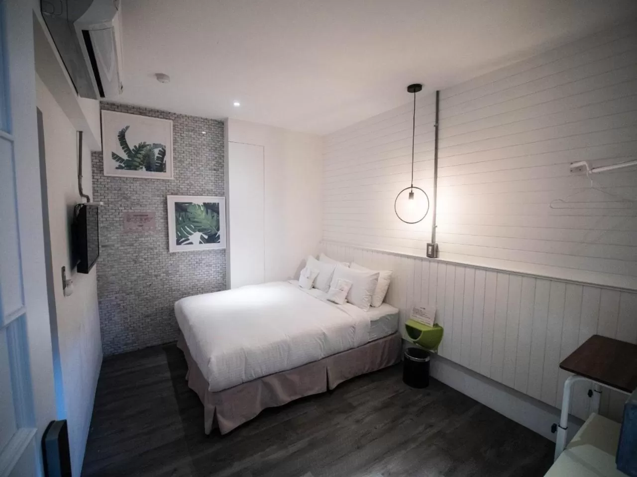 Photo of the whole room, Bed in King Wow Inn