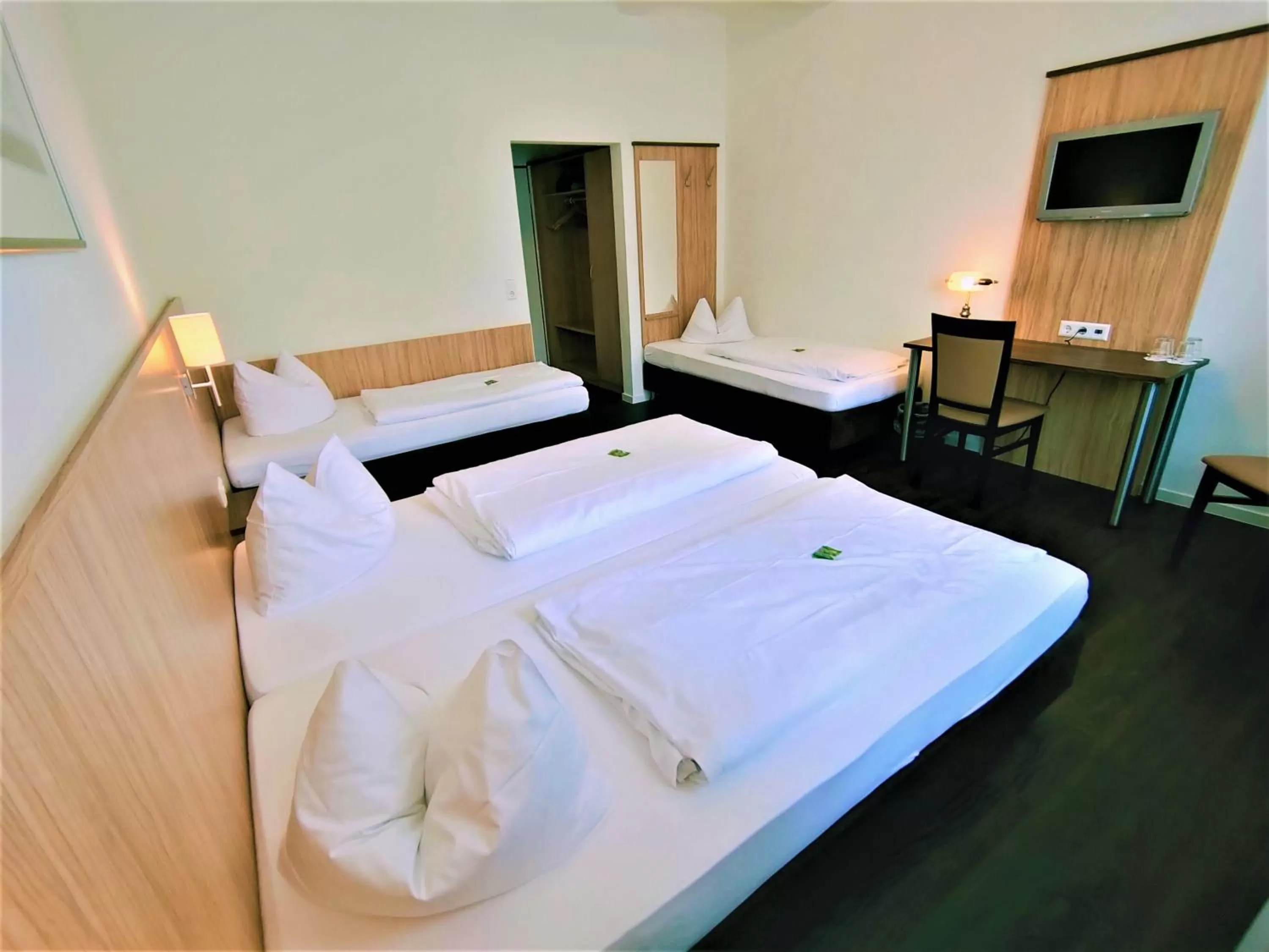 Bed in Sport Hotel Kenzingen inklusive Schwimmbad, Sauna und Frühstück nähe Europa-Park