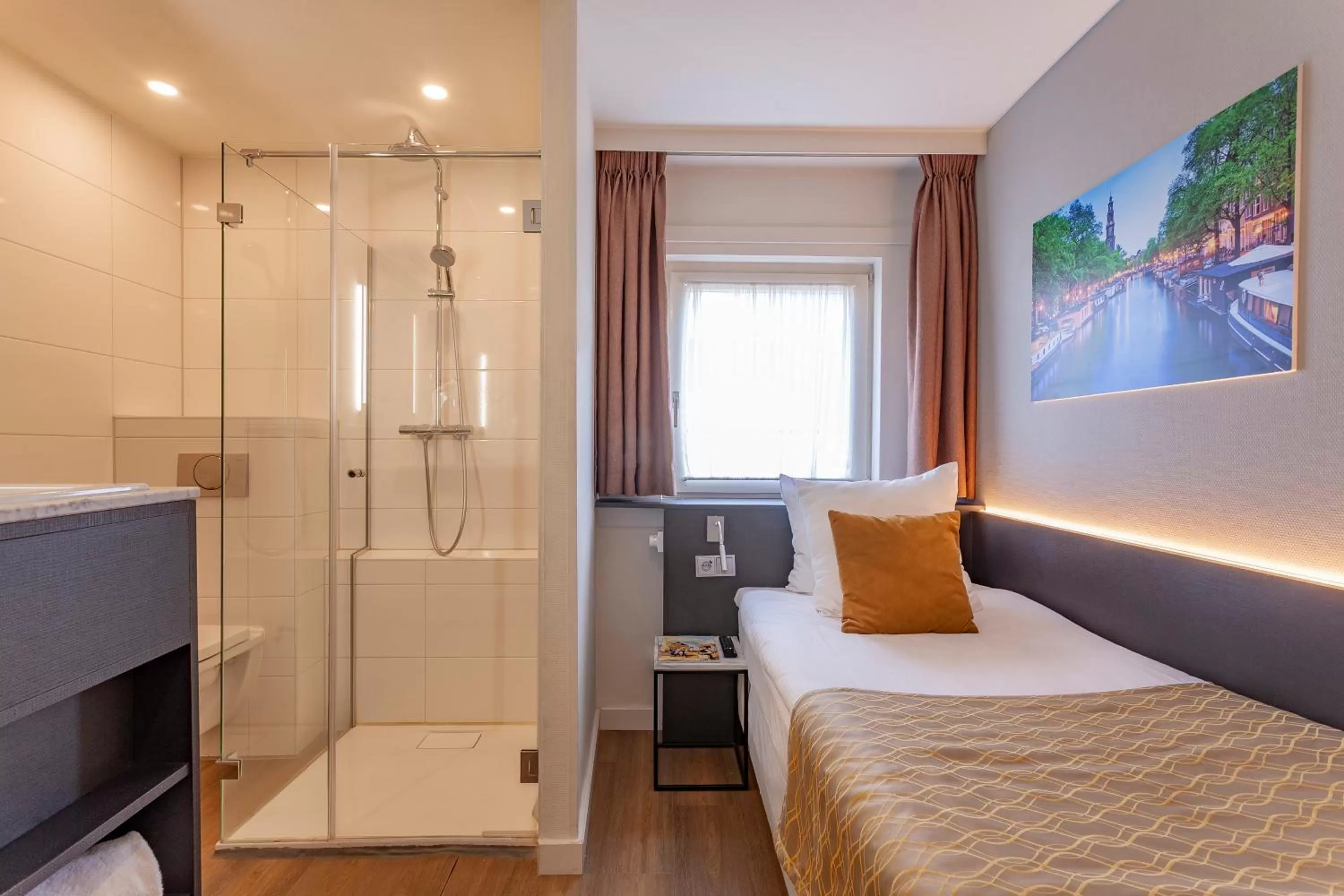 Photo of the whole room, Bed in Avenue Hotel