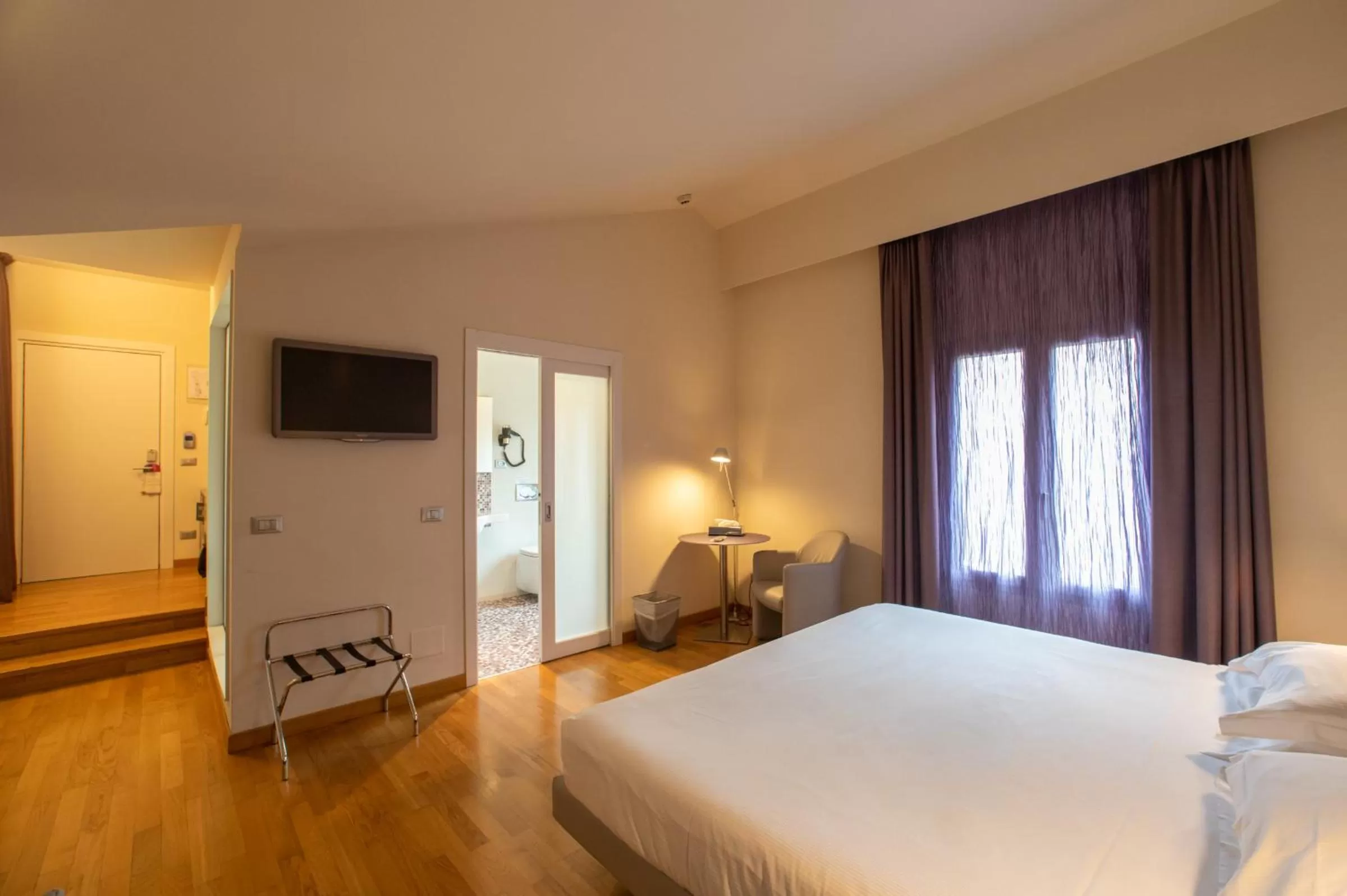 TV and multimedia, Bed in Hotel Annunziata