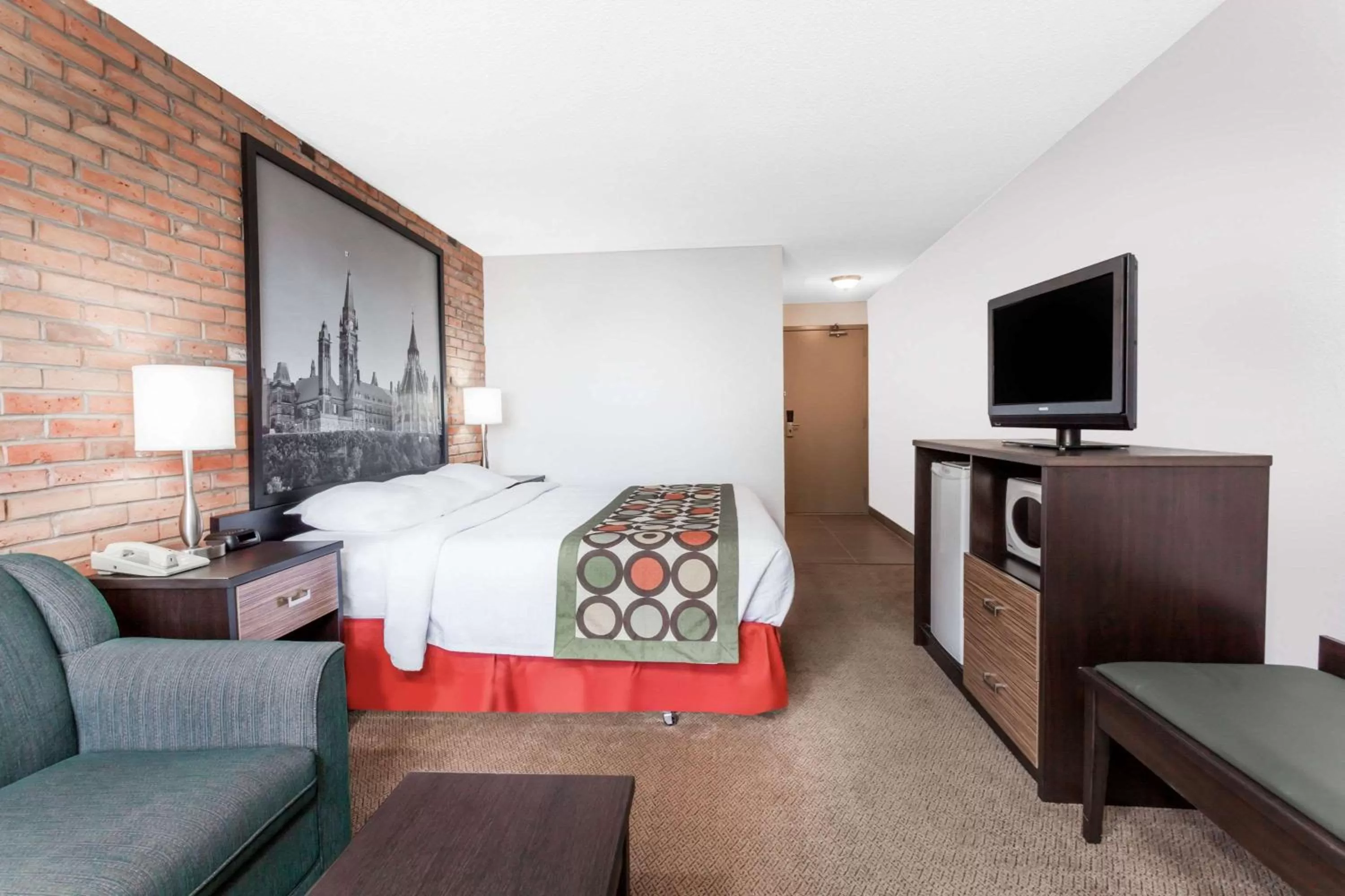 Photo of the whole room, Bed in Super 8 by Wyndham Sudbury ON