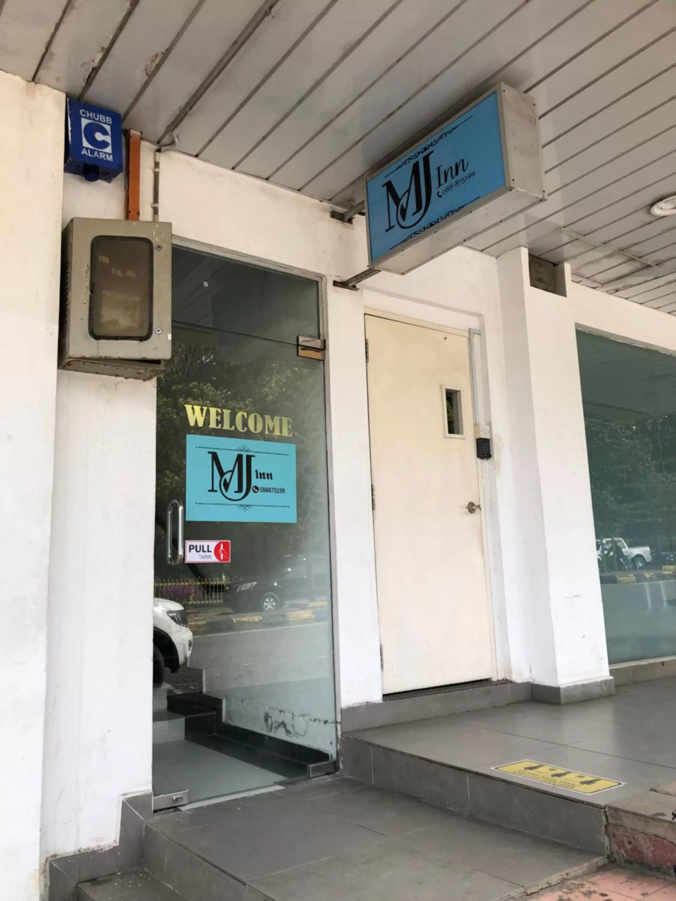 Facade/entrance in MJ inn