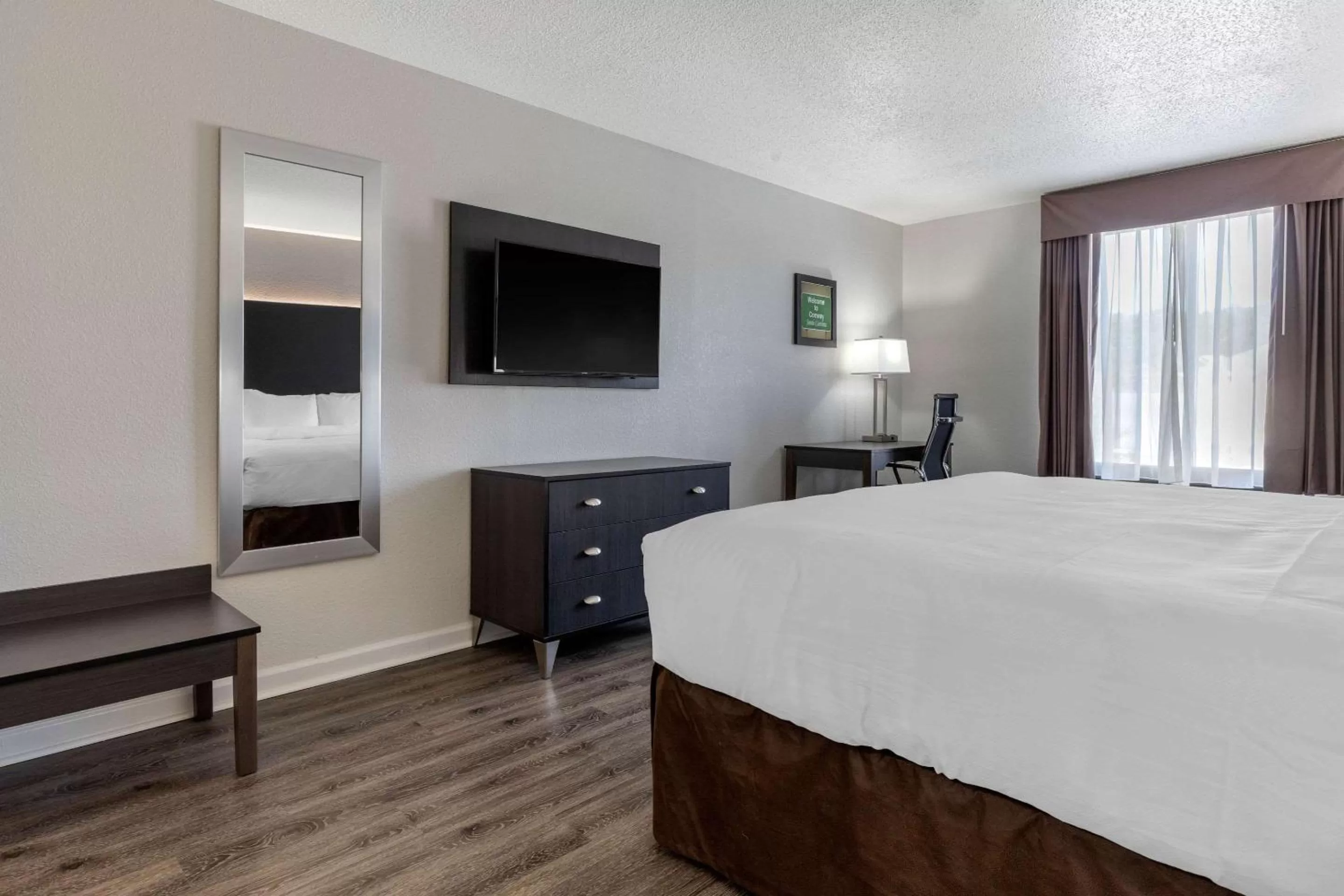 Photo of the whole room, Bed in Econo Lodge at the University