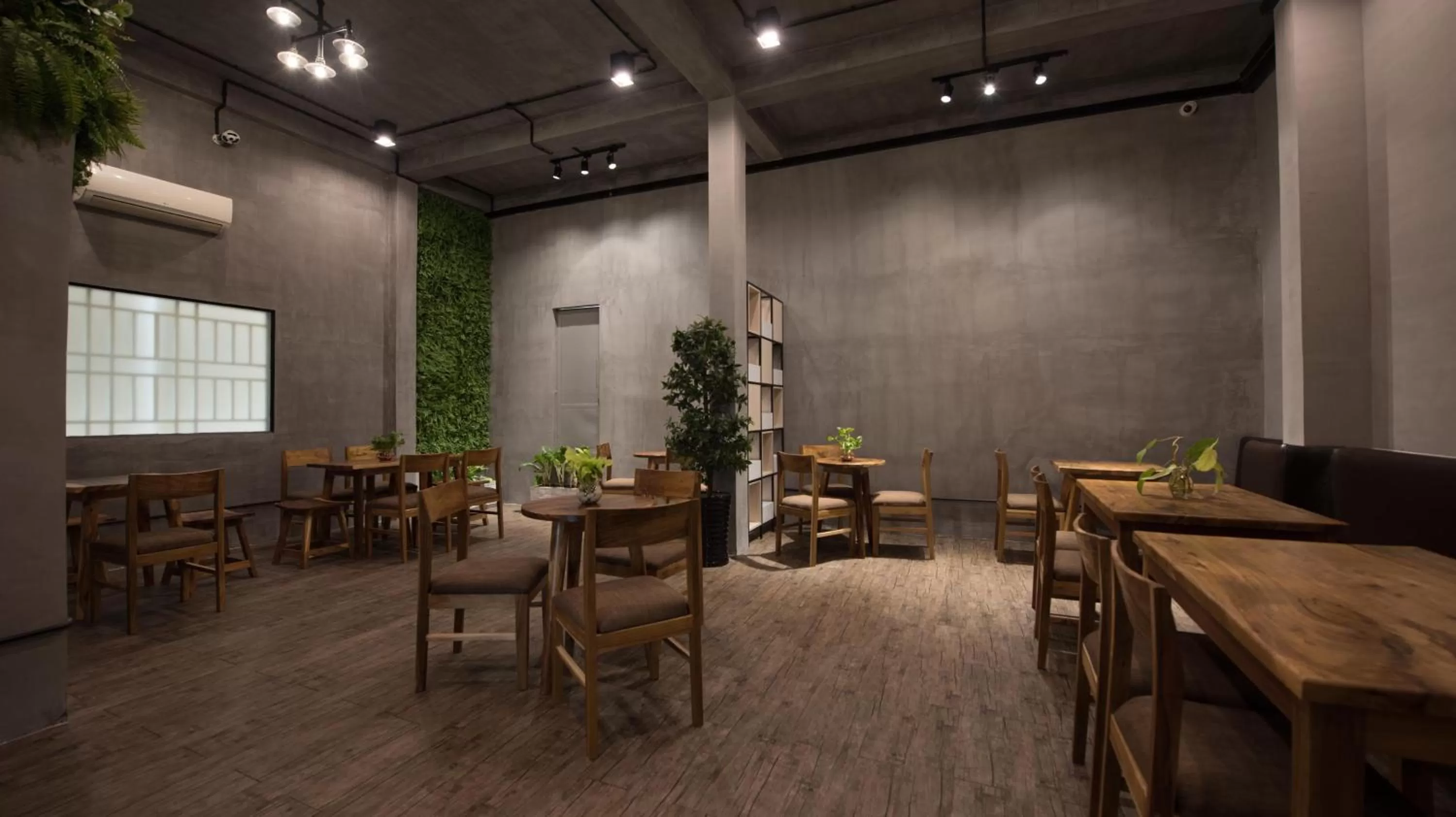 Restaurant/places to eat in Homesyn Hotel