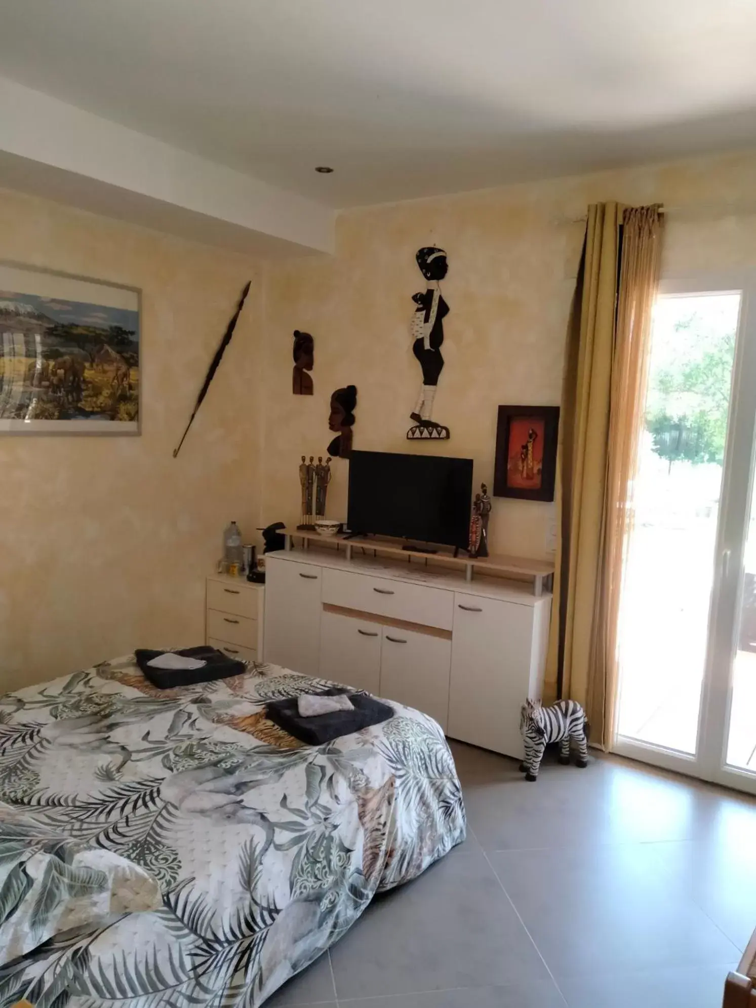 Double Room with Pool View in Villa Les Marmottes Double Room with Pool View in Villa Les Marmottes