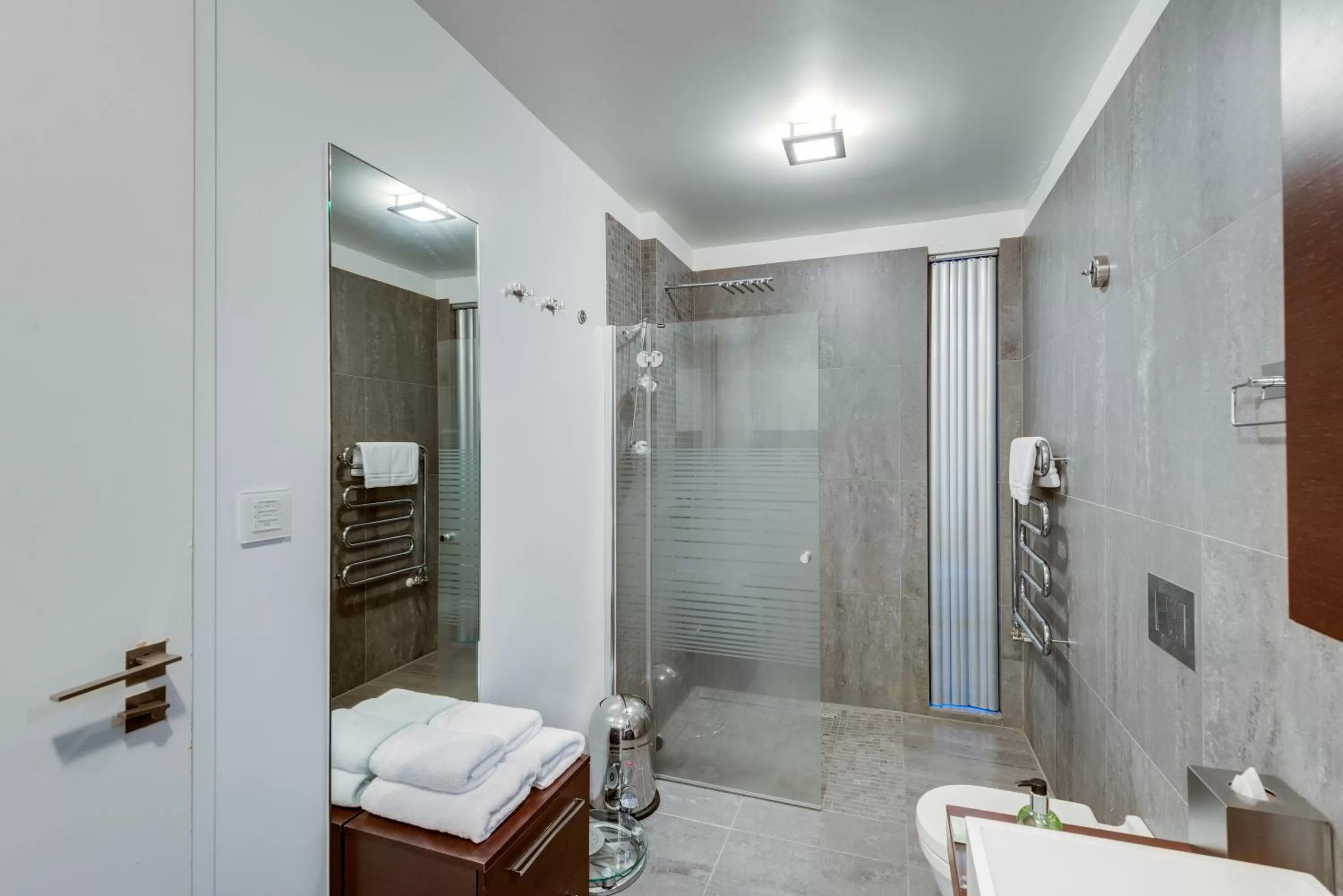 Bathroom in Black Pearl Apartment Hotel