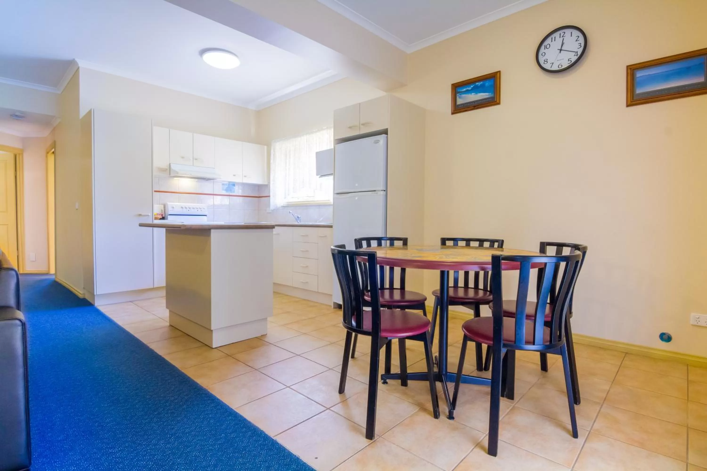 Kitchen or kitchenette in Seahorse Motel Cowes