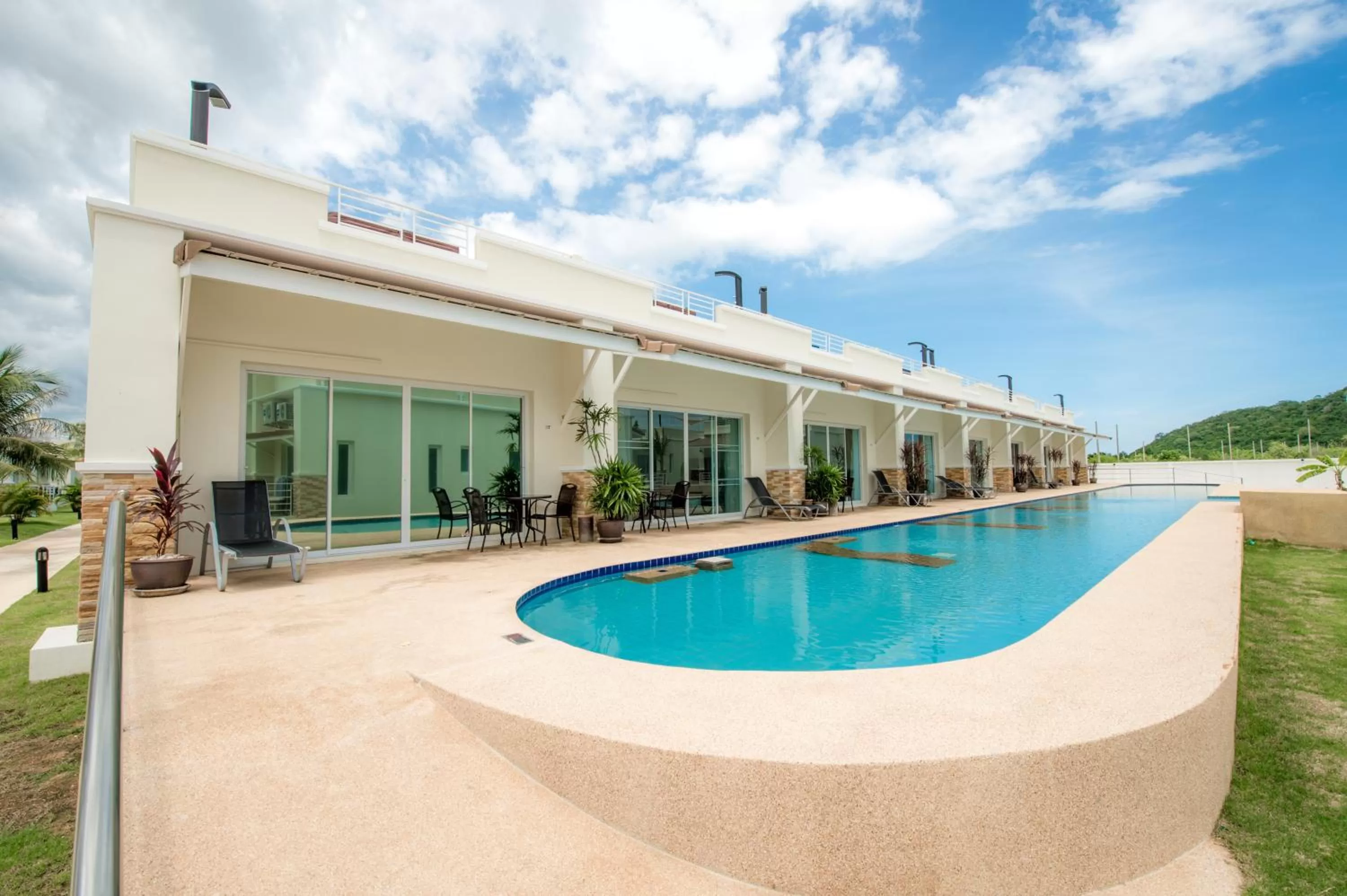 Pool view in Oriental Beach Pearl Resort