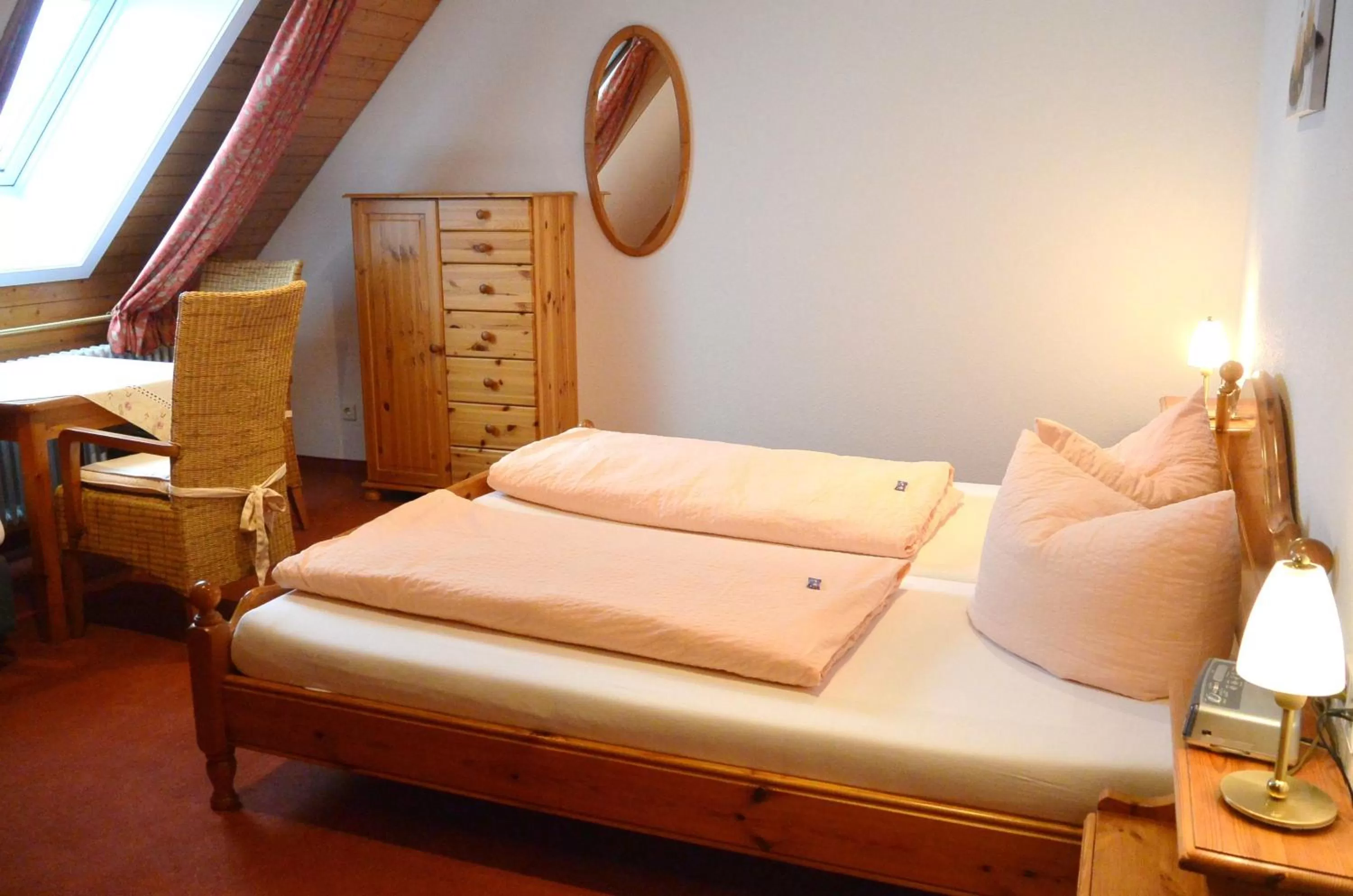 Bedroom, Bed in Hotel Zum Löwen - Unteres Wirtshaus