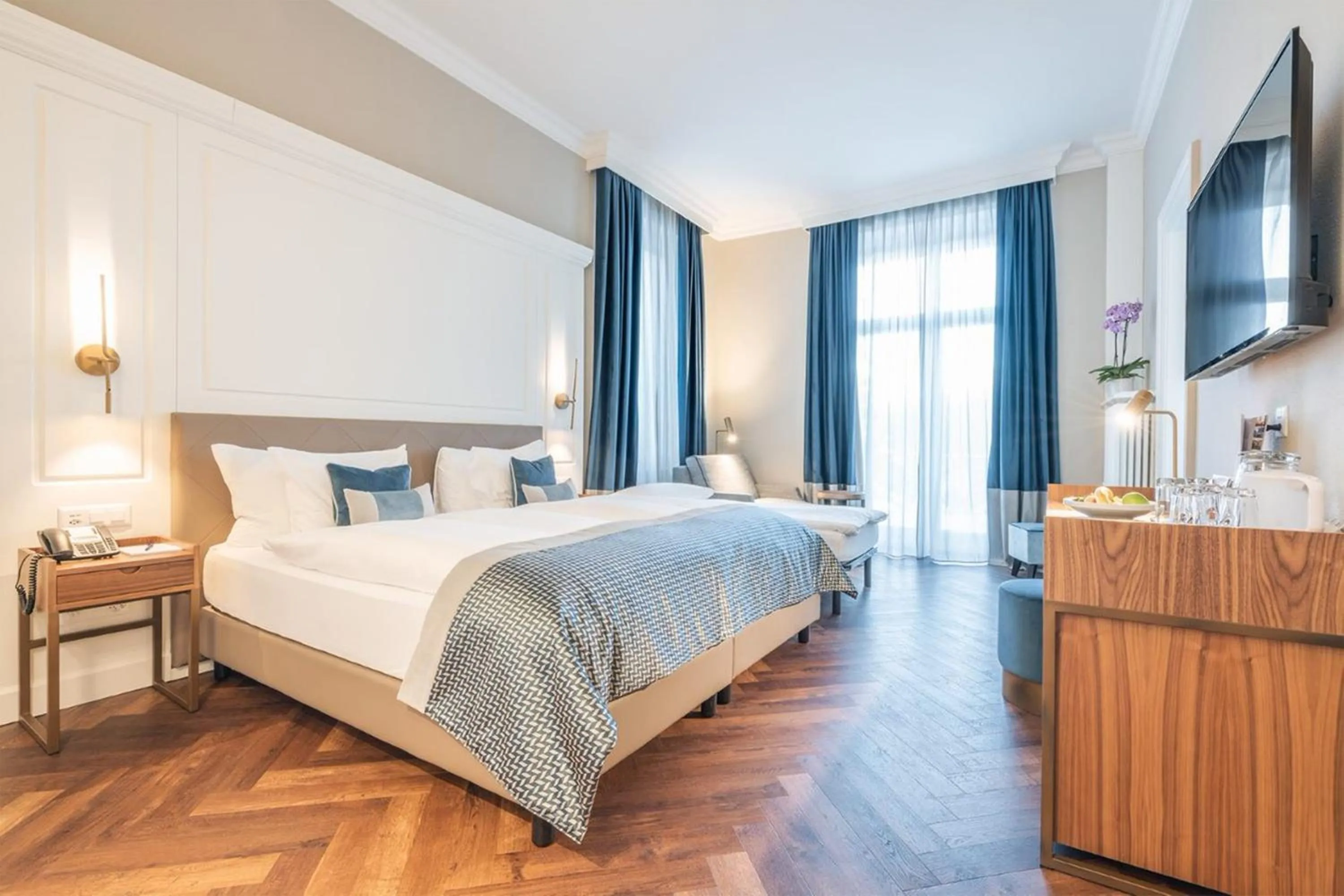 Photo of the whole room, Bed in Hotel Reine Victoria