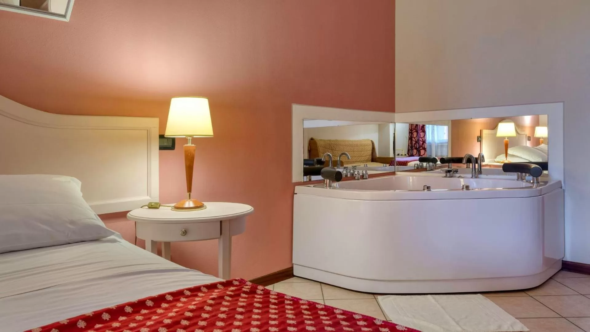 Hot Tub, Bed in Primotel Brescia