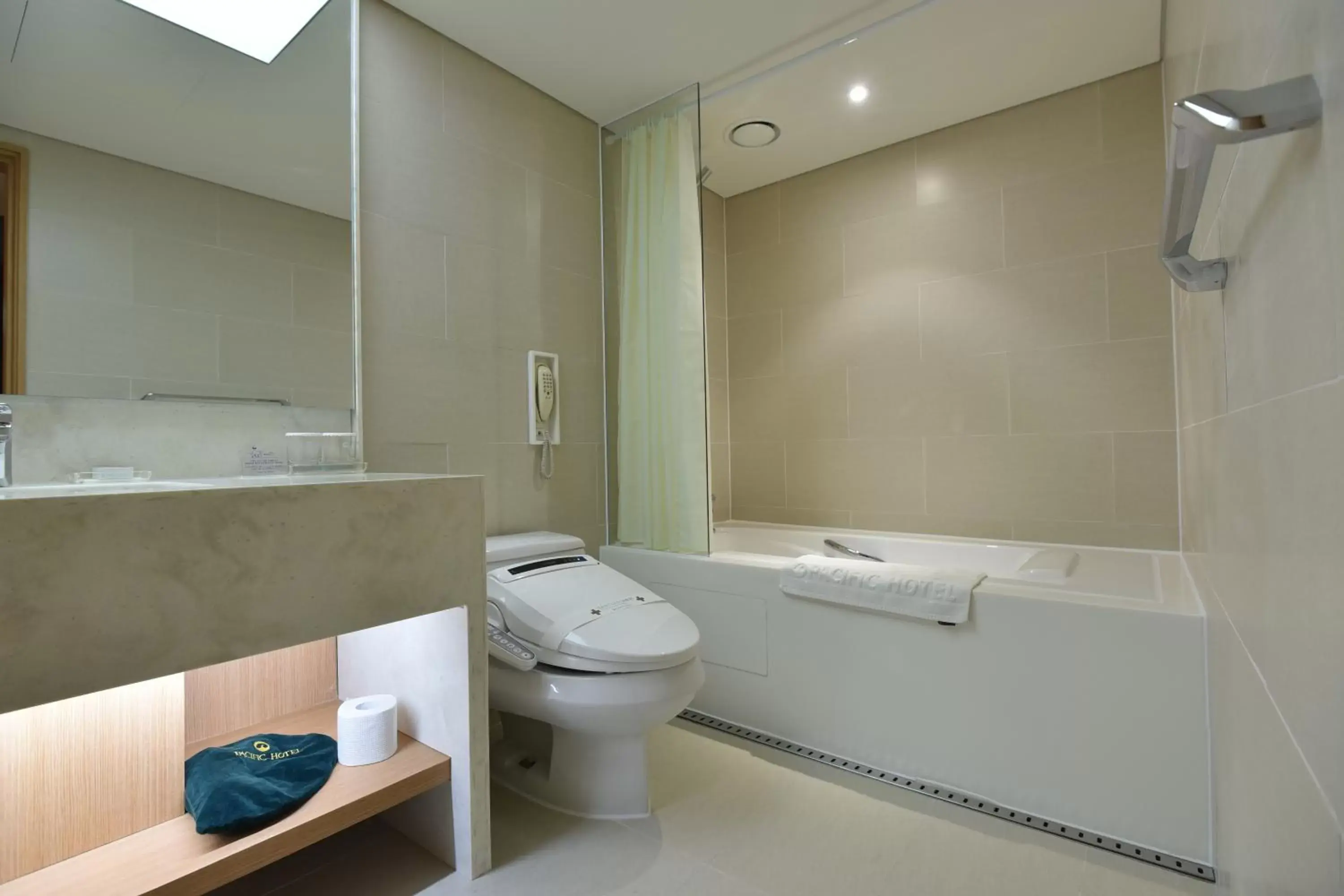 Standard Twin Room in Pacific Hotel Standard Twin Room in Pacific Hotel