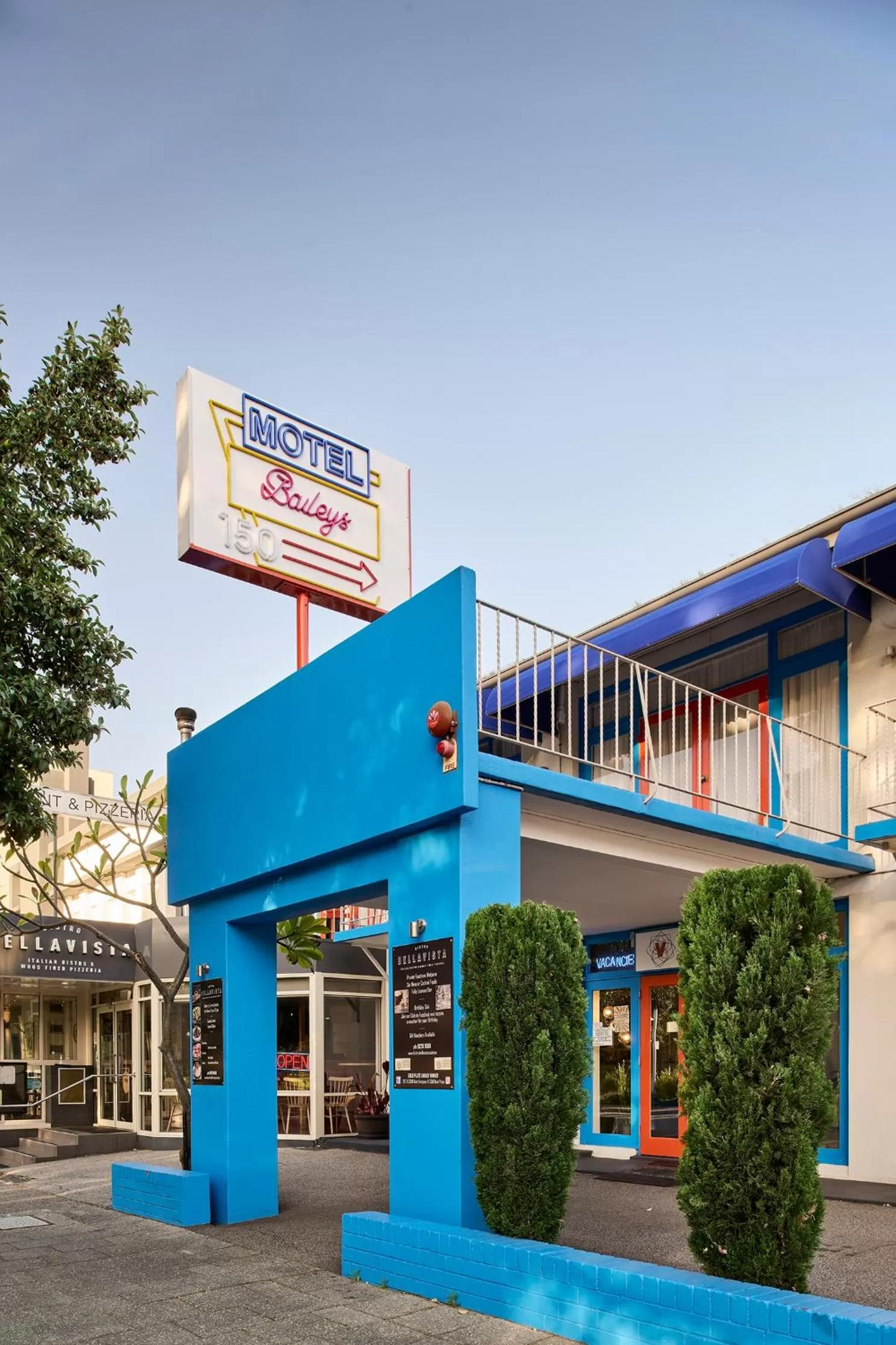 Property building in Baileys Parkside Motel by VetroBlu